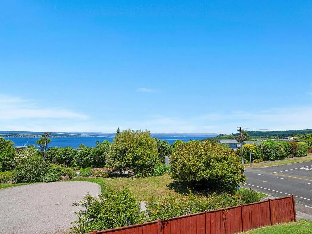 Acacia Bay Getaway - Lake Taupo Holiday Home