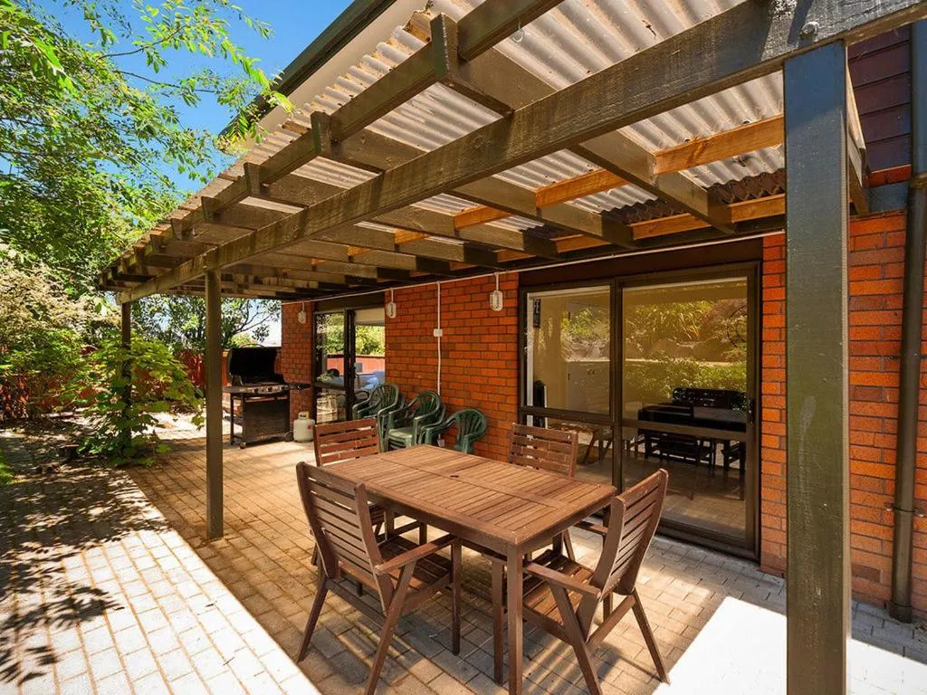 Acacia Bay Getaway - Lake Taupo Holiday Home