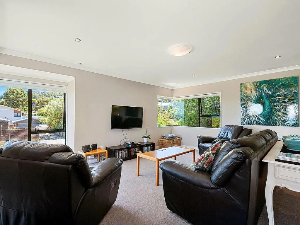 Acacia Bay Getaway - Lake Taupo Holiday Home
