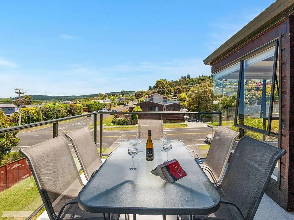 Acacia Bay Getaway - Lake Taupo Holiday Home