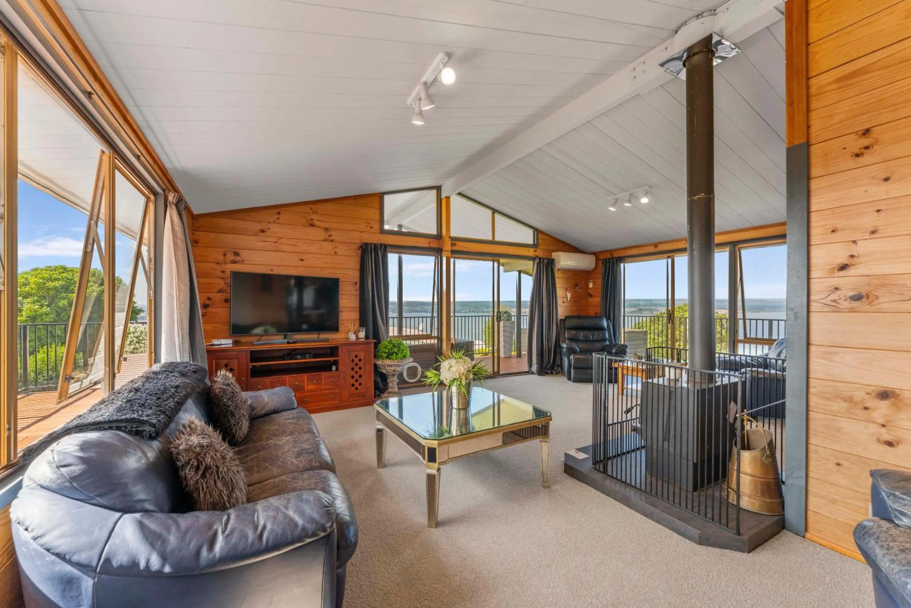 Property building in Heights Haven - Acacia Bay Holiday Home