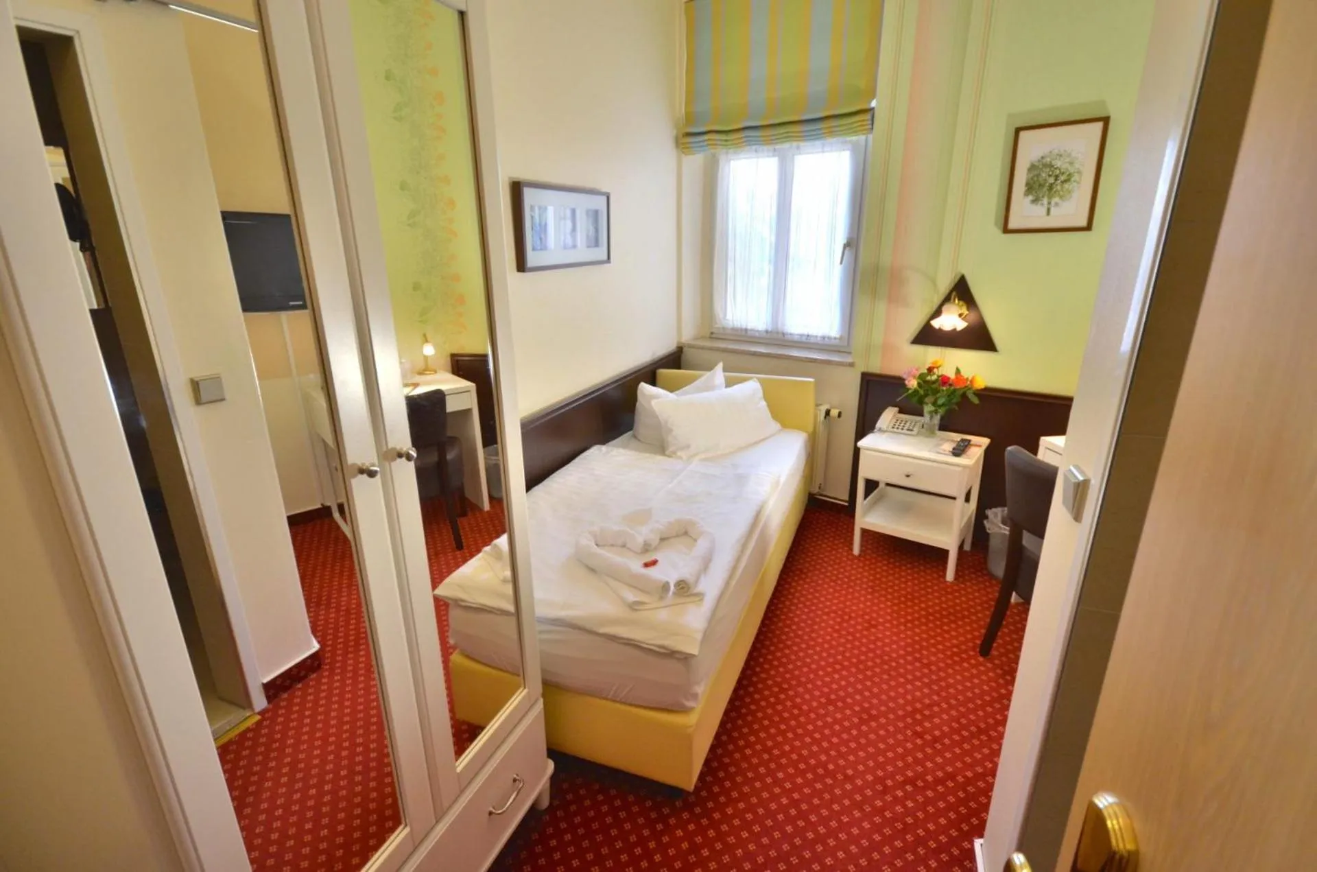 Seating area, Bed in Hotel Alt-Connewitz