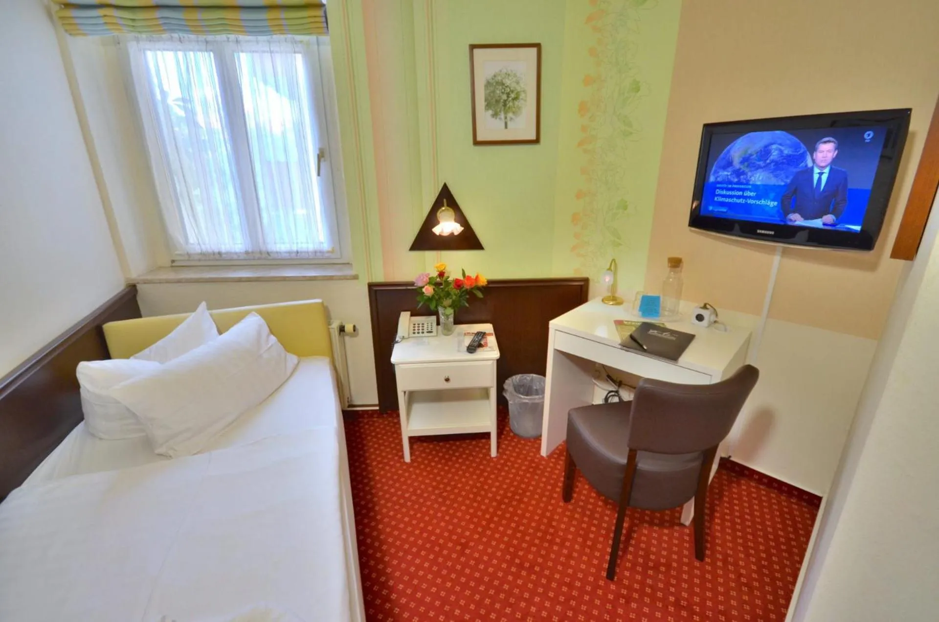 Toilet, Bed in Hotel Alt-Connewitz