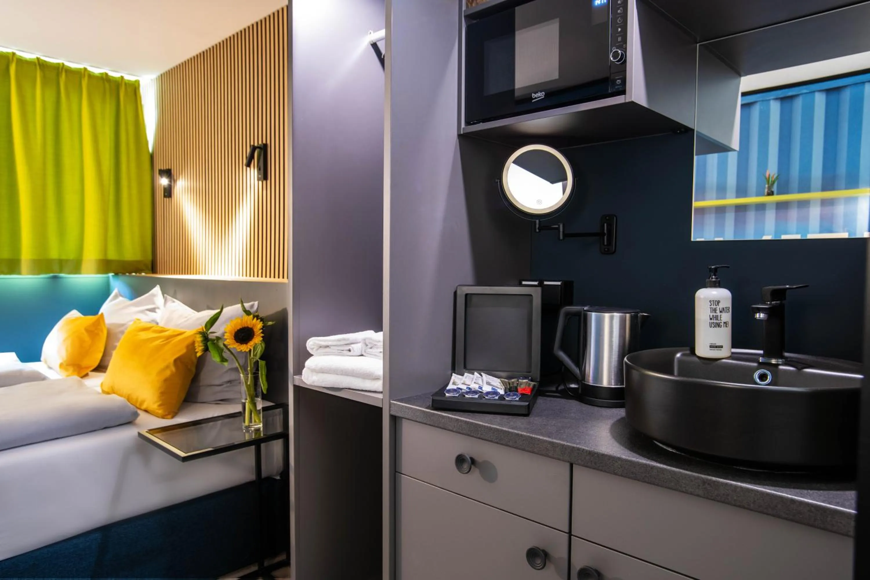 Photo of the whole room, Bed in BeeVillage Messehotel Hannover Laatzen