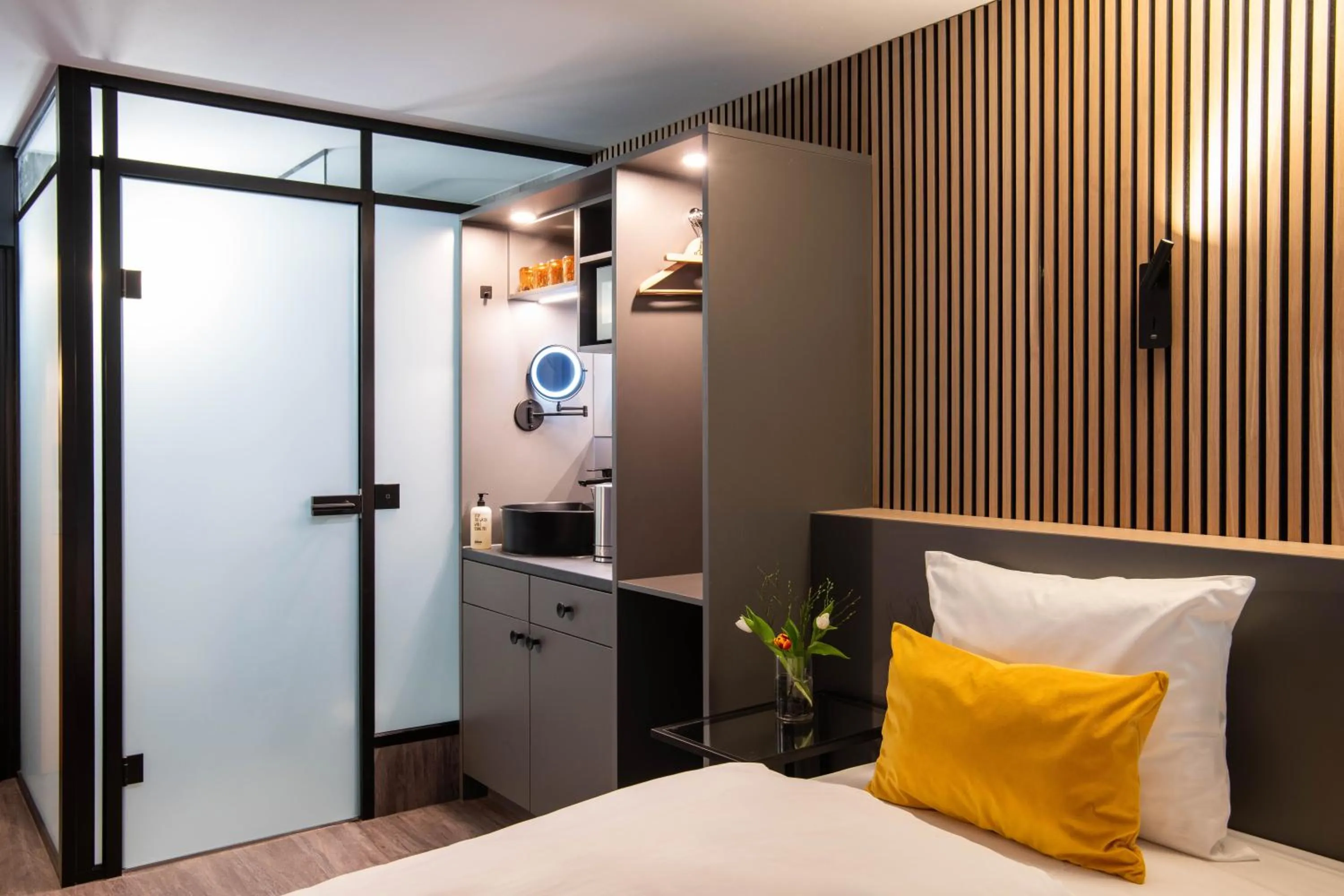 Bed in BeeVillage Messehotel Hannover Laatzen