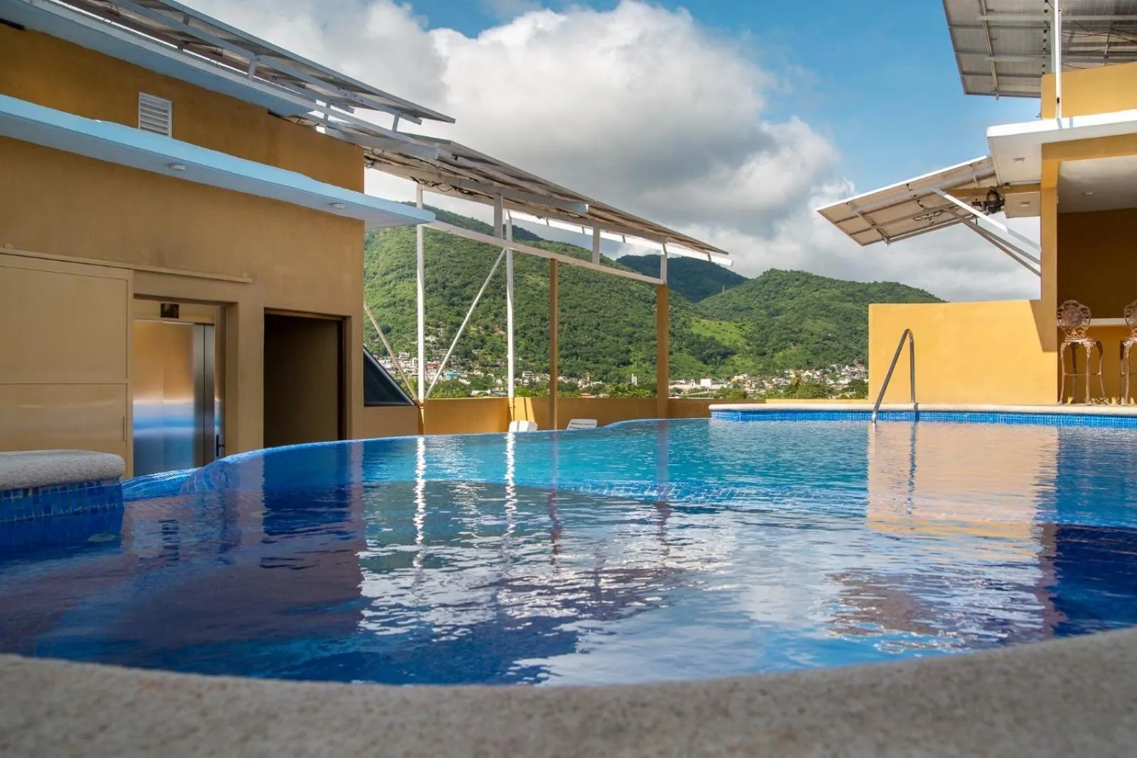 Swimming pool in Fabuloso Hotel Las Vegas