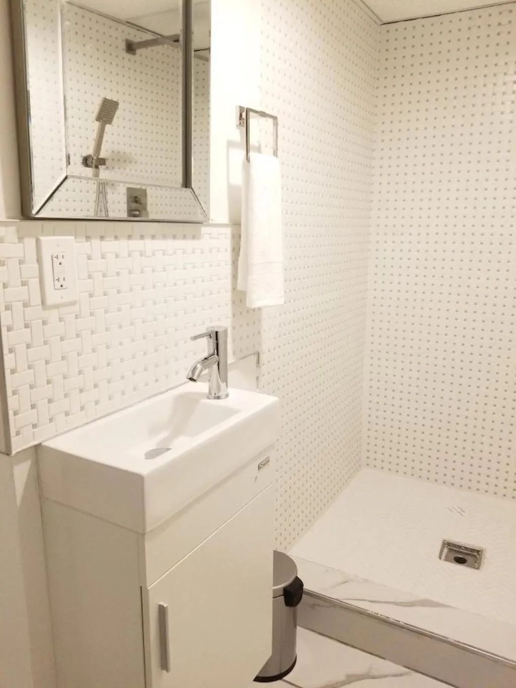 Bathroom in 7 BR- Sleeps 15! Famous Lakefront Amazing Property!