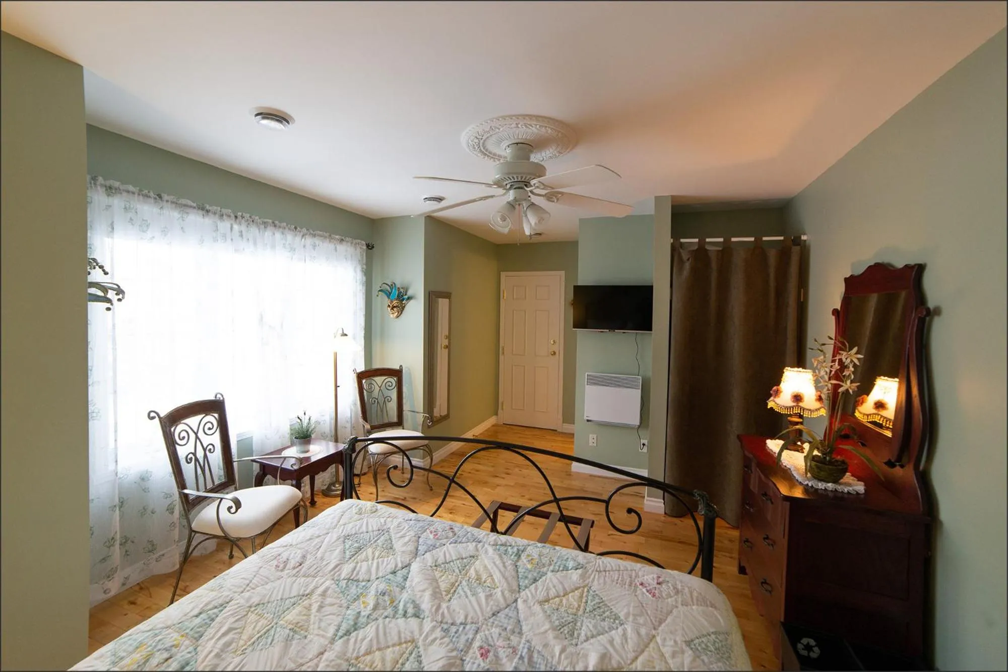 Photo of the whole room, Bed in Au coeur de Saint-Sauveur