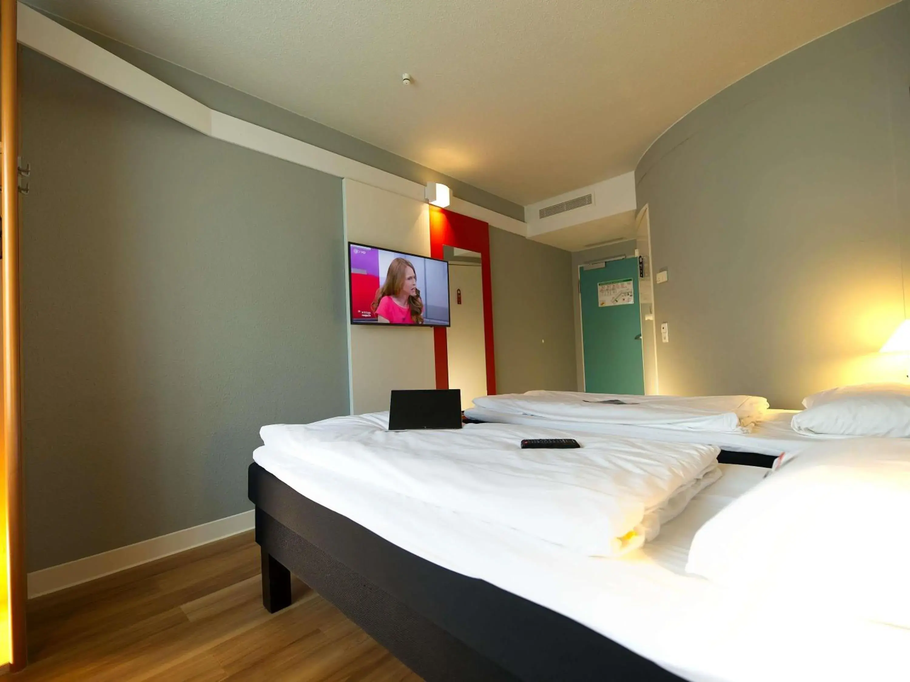 Property building, Bed in ibis Köln Messe Property building, Bed in ibis Köln Messe