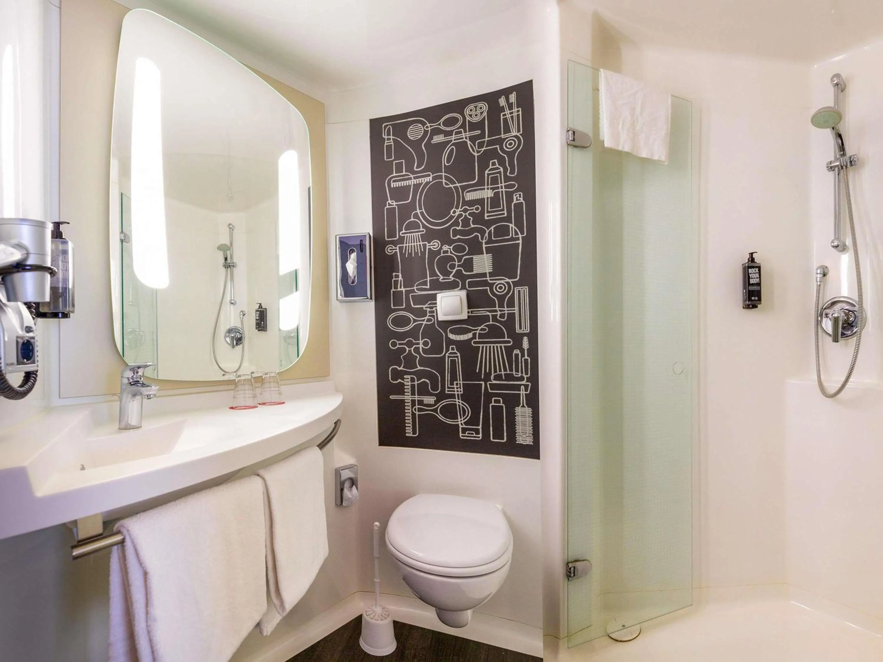 Bedroom in ibis Köln Messe