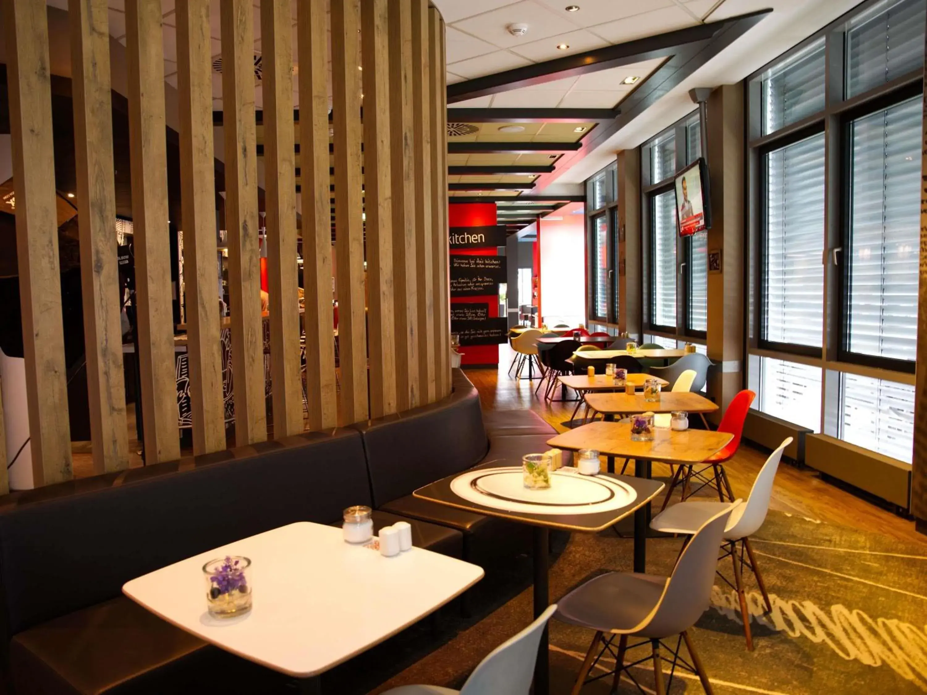 Lounge or bar in ibis Köln Messe Lounge or bar in ibis Köln Messe