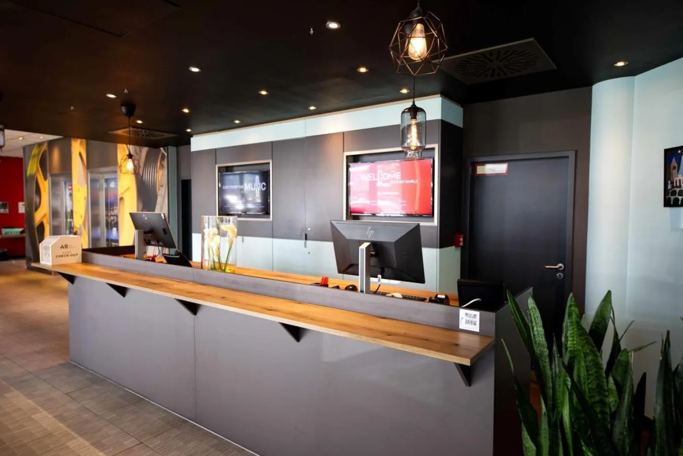 Lobby or reception in ibis Köln Messe