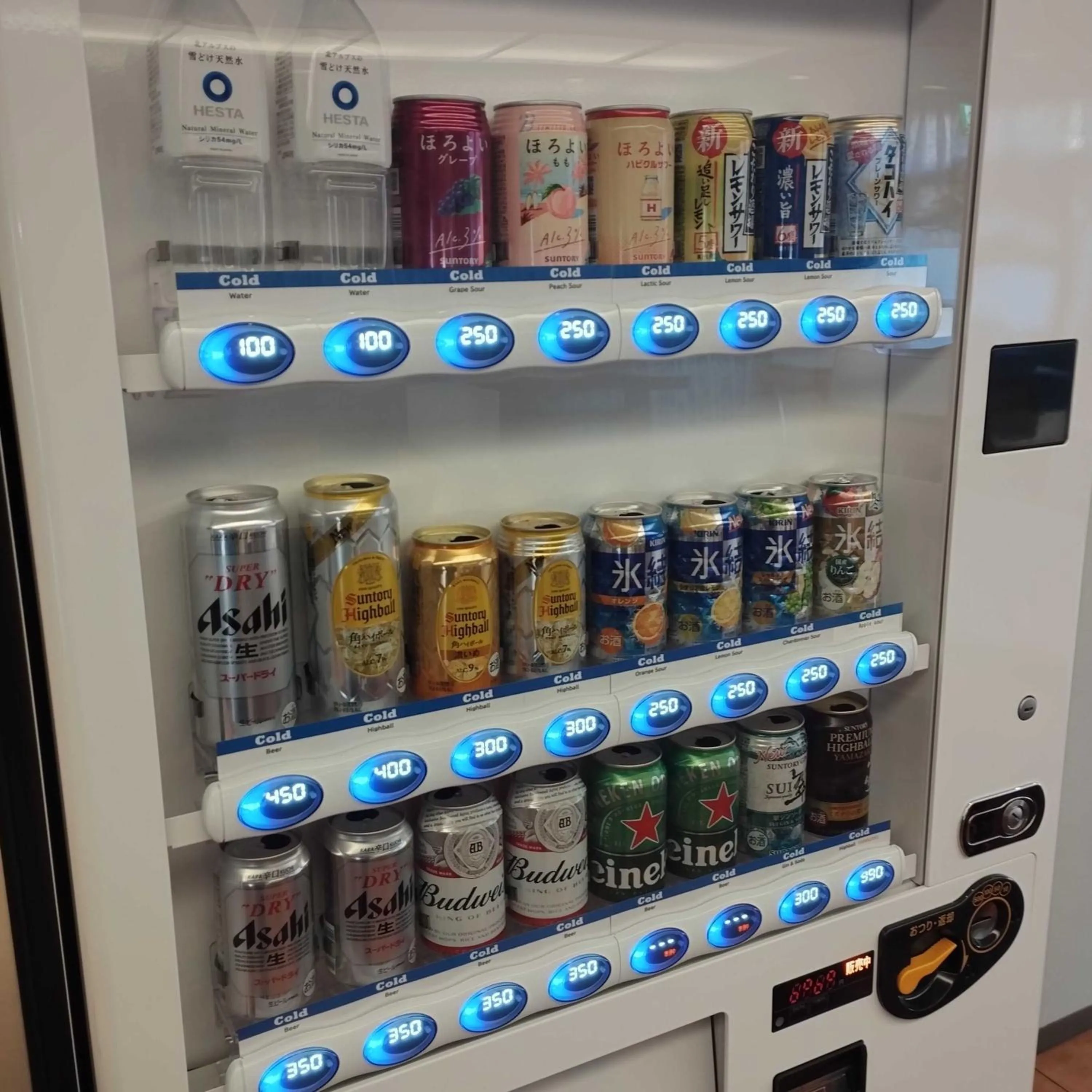 Communal lounge/ TV room in The Grand Resort Hakone