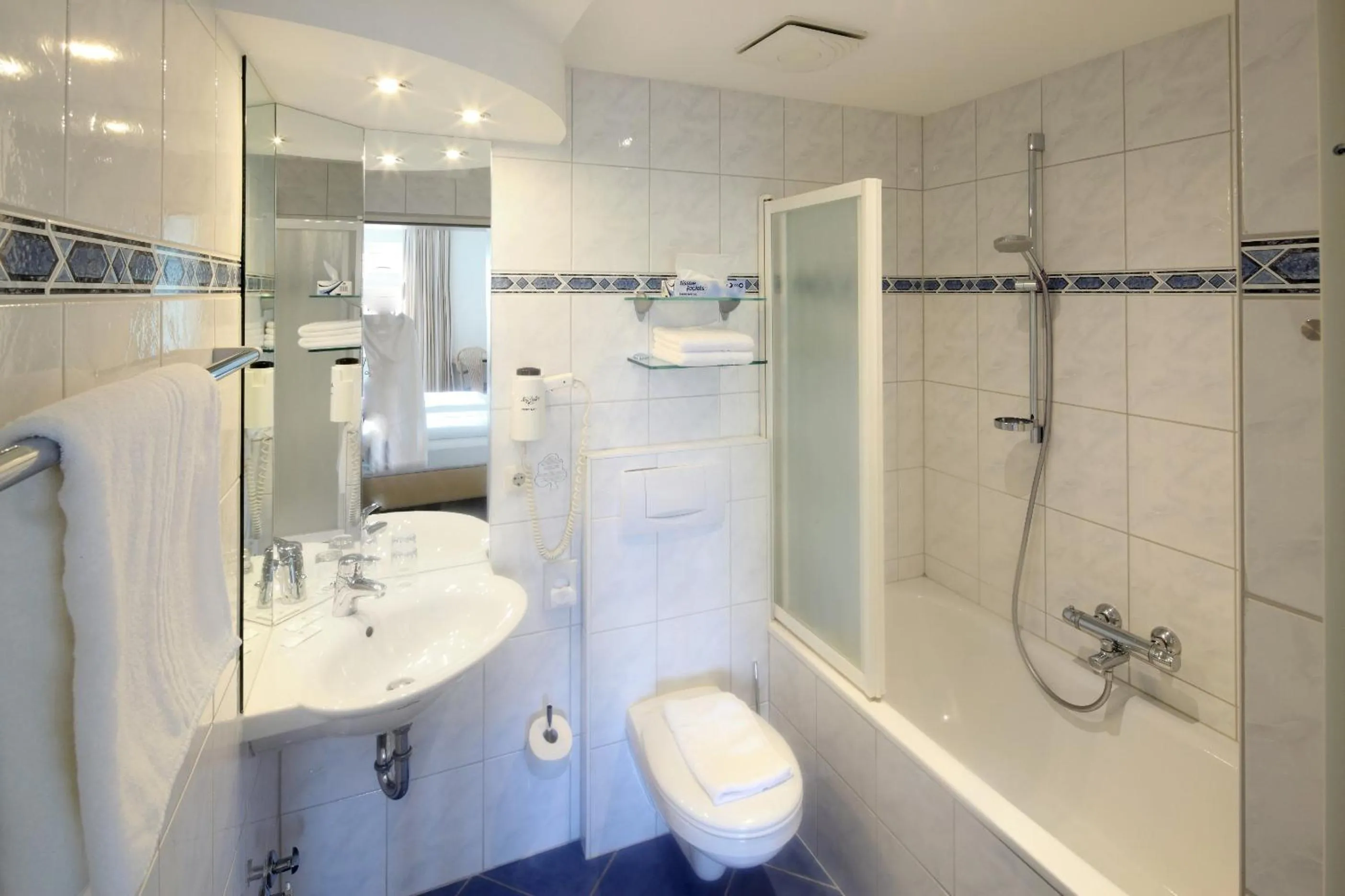 Bathroom in Hotel Am Segelhafen