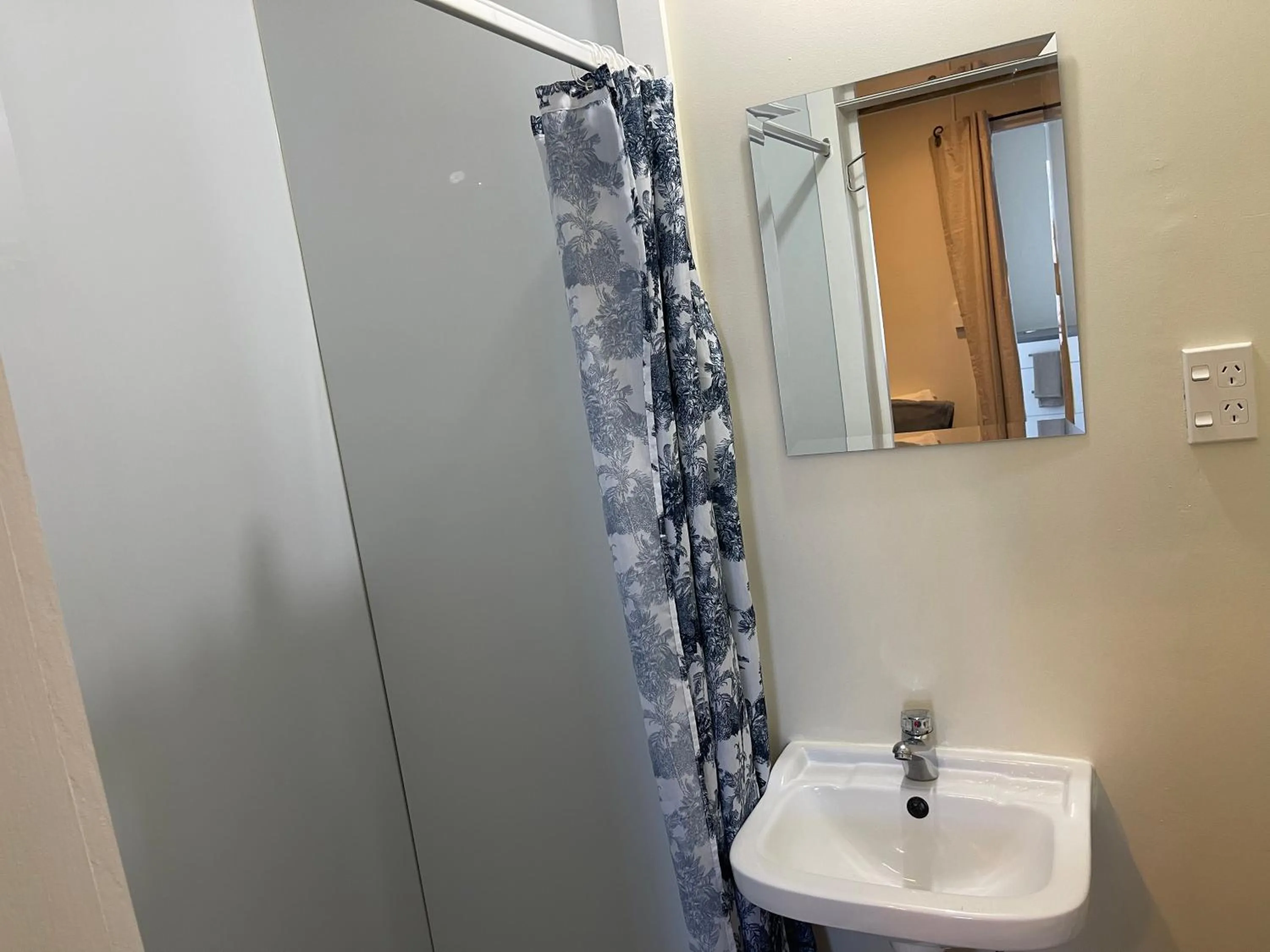 Small Single Room - single occupancy in Summer Inn Motel - Newly Renovated