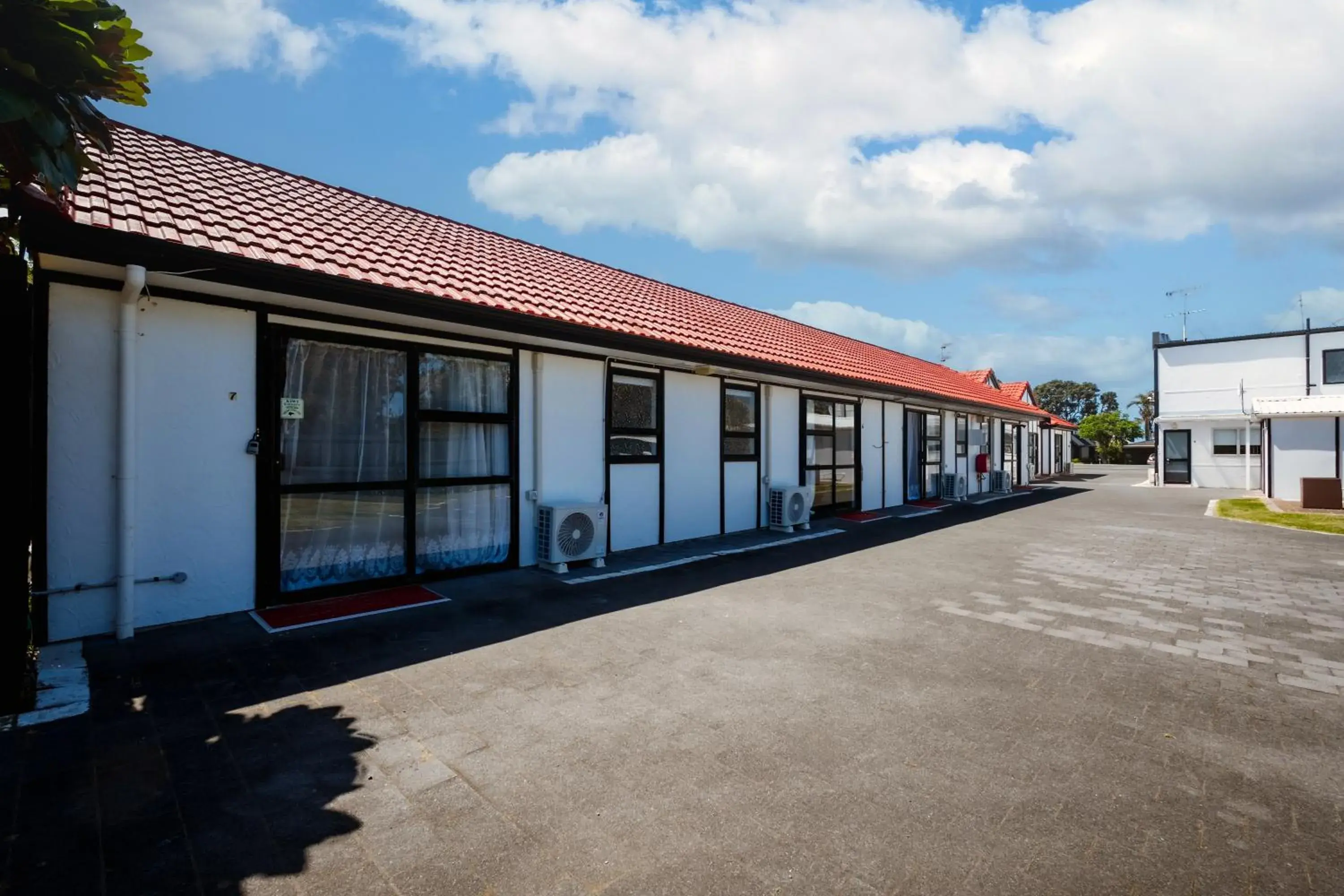 Property building in Summer Inn Motel - Newly Renovated Property building in Summer Inn Motel - Newly Renovated