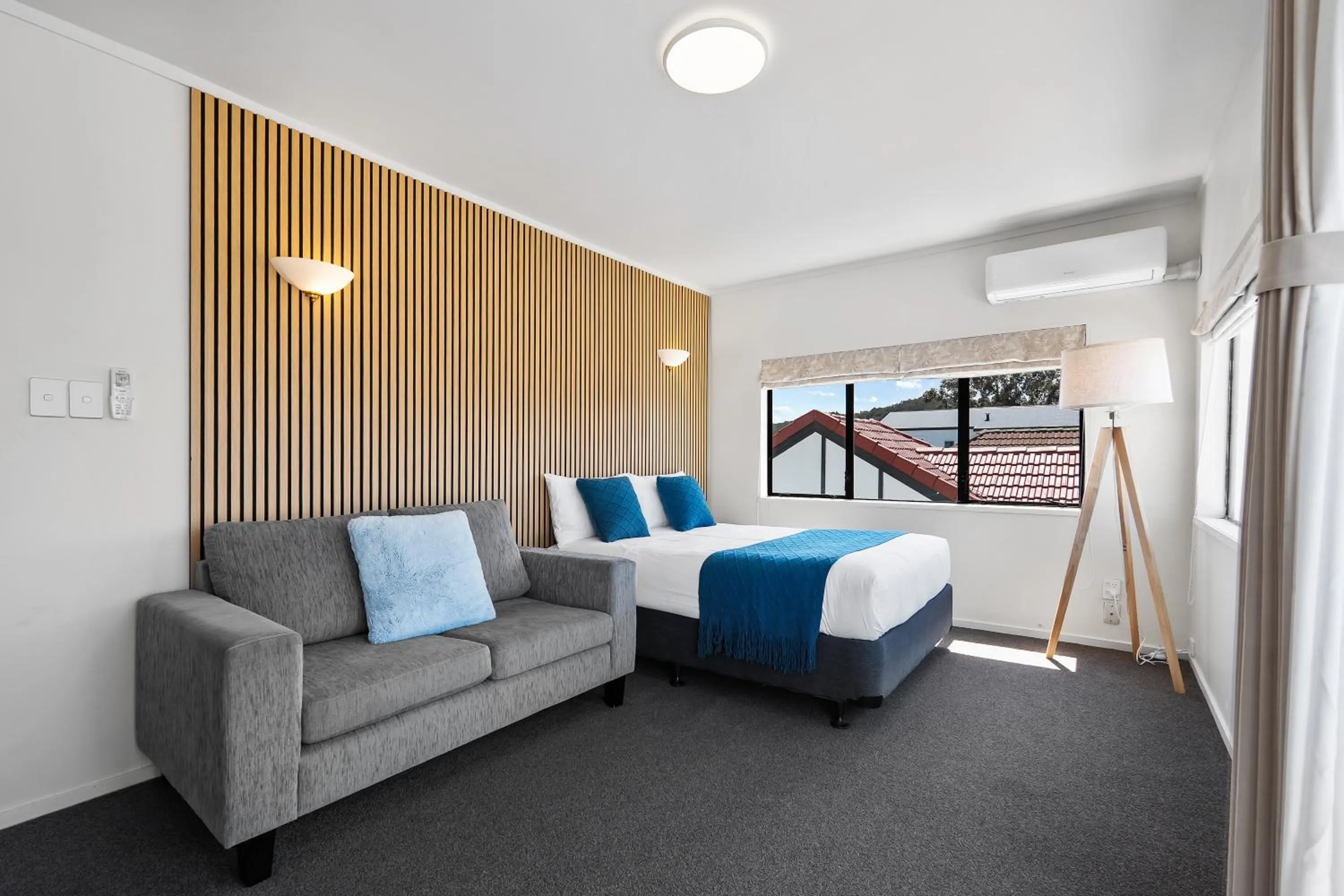 Living room, Bed in Summer Inn Motel - Newly Renovated