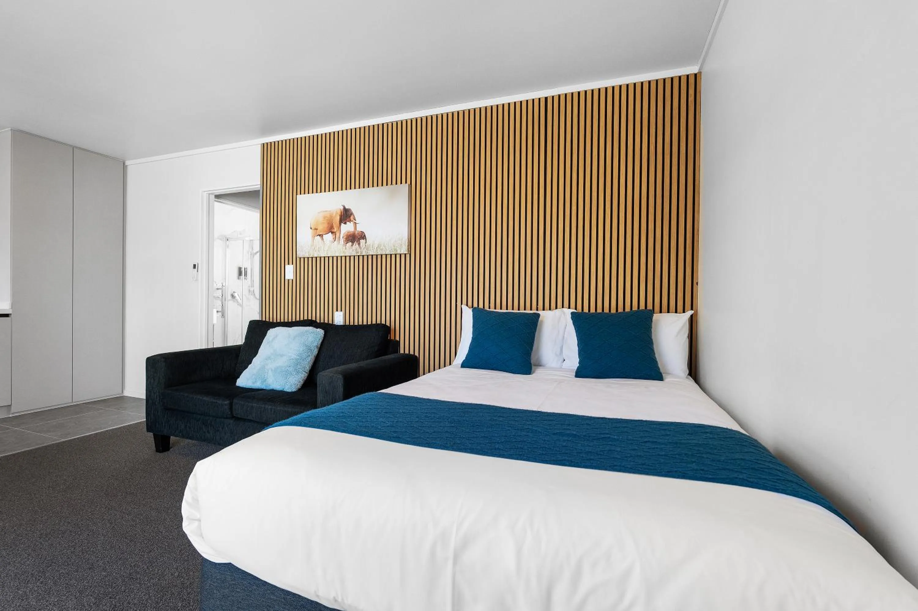 Living room, Bed in Summer Inn Motel - Newly Renovated