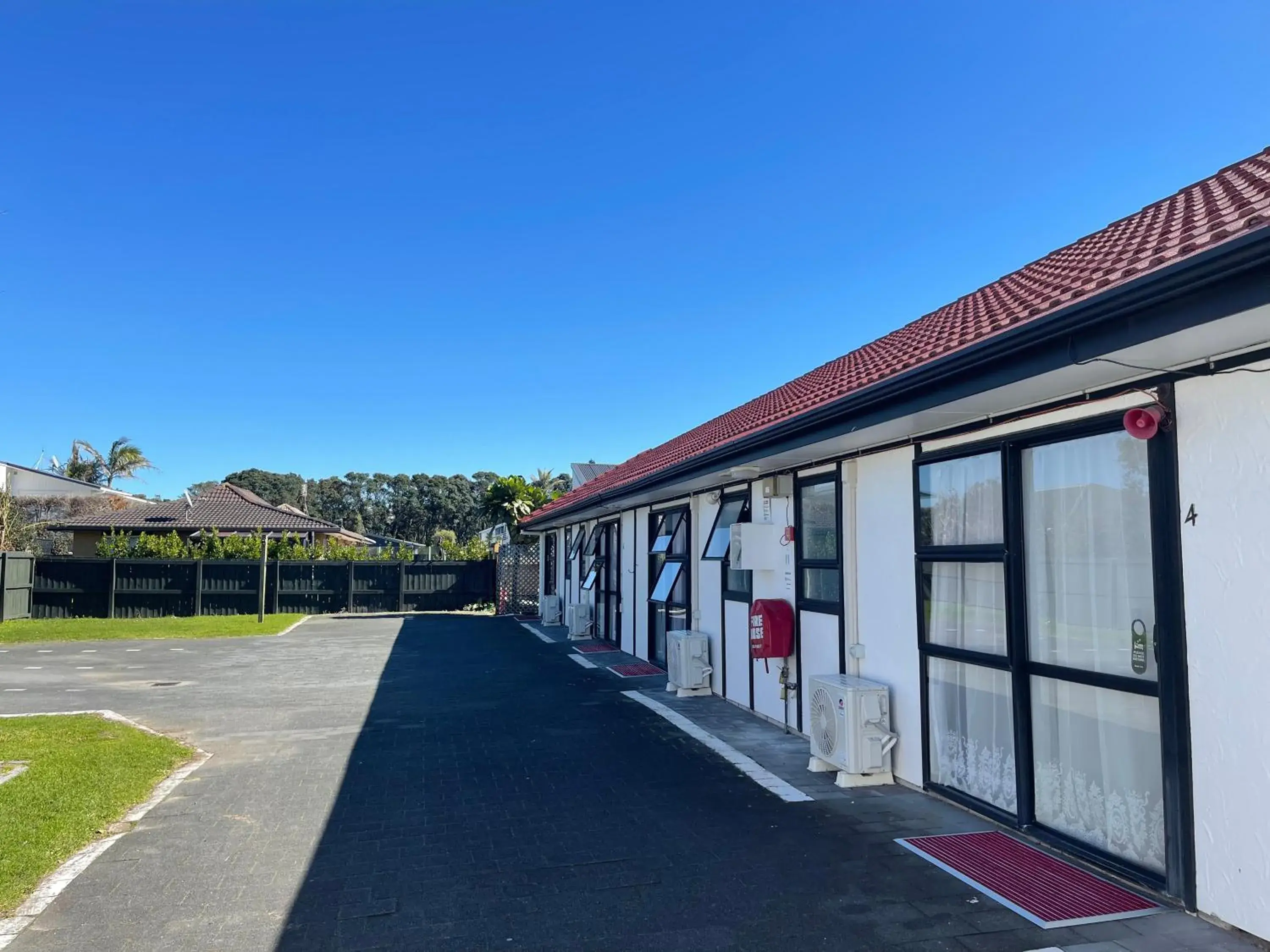 Property building in Summer Inn Motel - Newly Renovated, 2 Min Walk to Orewa Beach Property building in Summer Inn Motel - Newly Renovated, 2 Min Walk to Orewa Beach