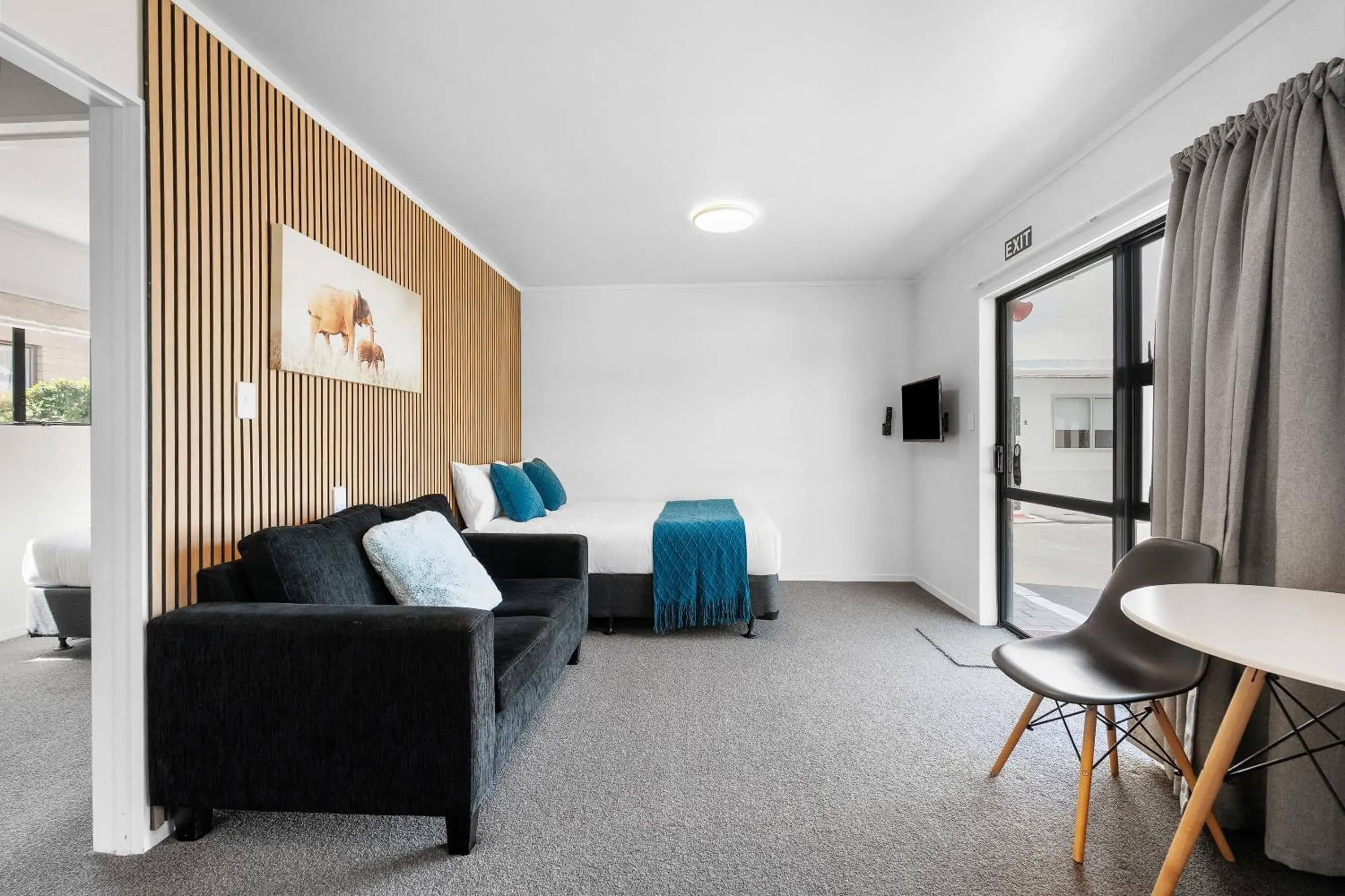 Living room in Summer Inn Motel - Newly Renovated Living room in Summer Inn Motel - Newly Renovated