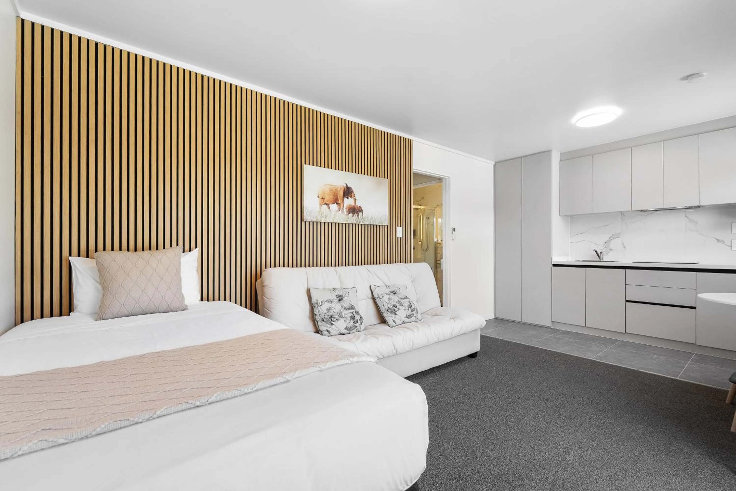 Living room, Bed in Summer Inn Motel - Newly Renovated