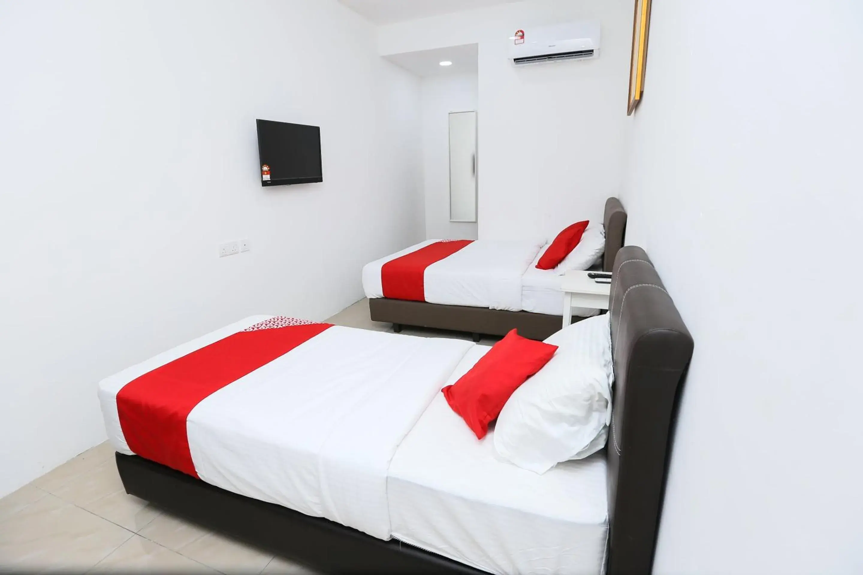 Deluxe Triple Room in Hotel O Roselyn Inn Deluxe Triple Room in Hotel O Roselyn Inn