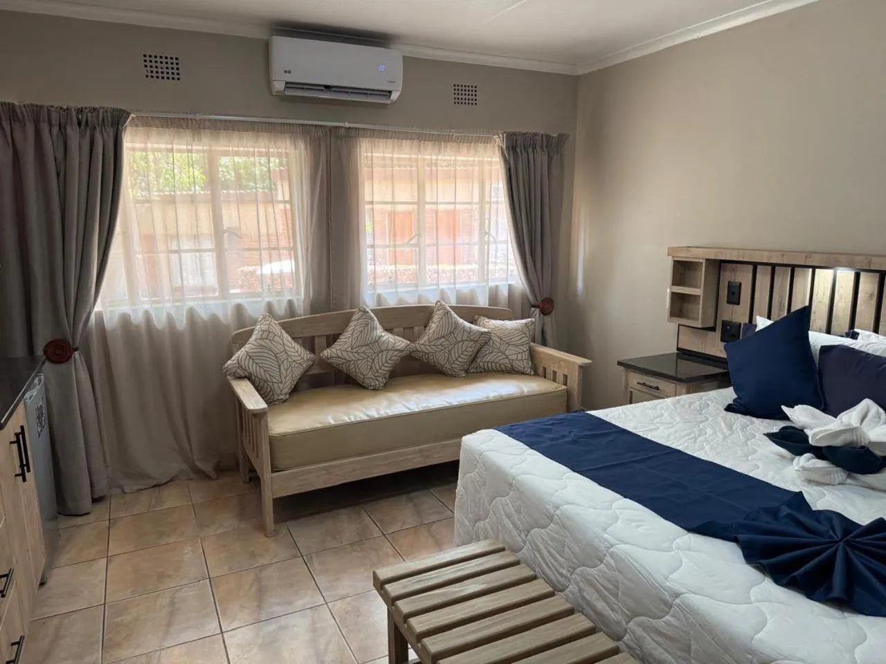 Seating area, Bed in ATKV Klein-Kariba