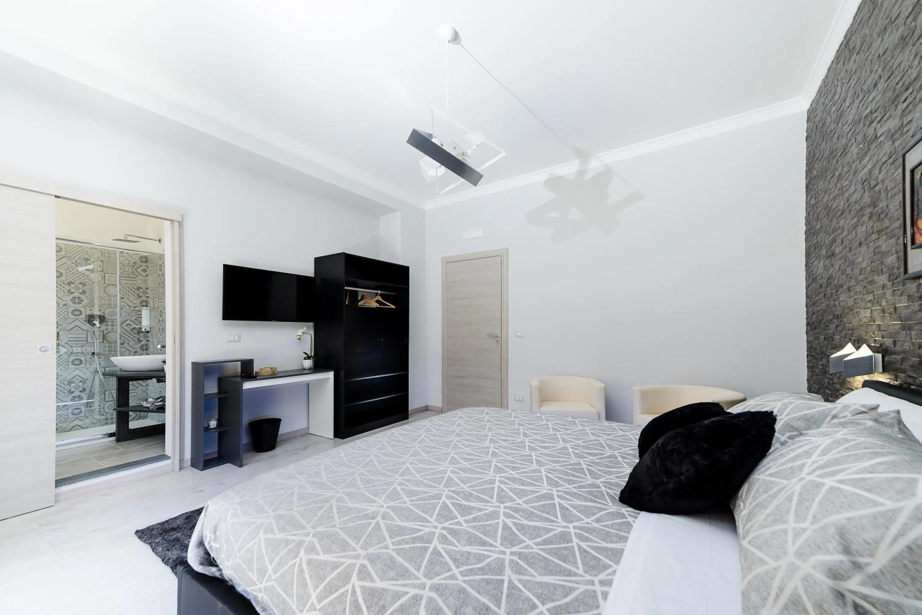 Photo of the whole room, Bed in Fantastic Dream