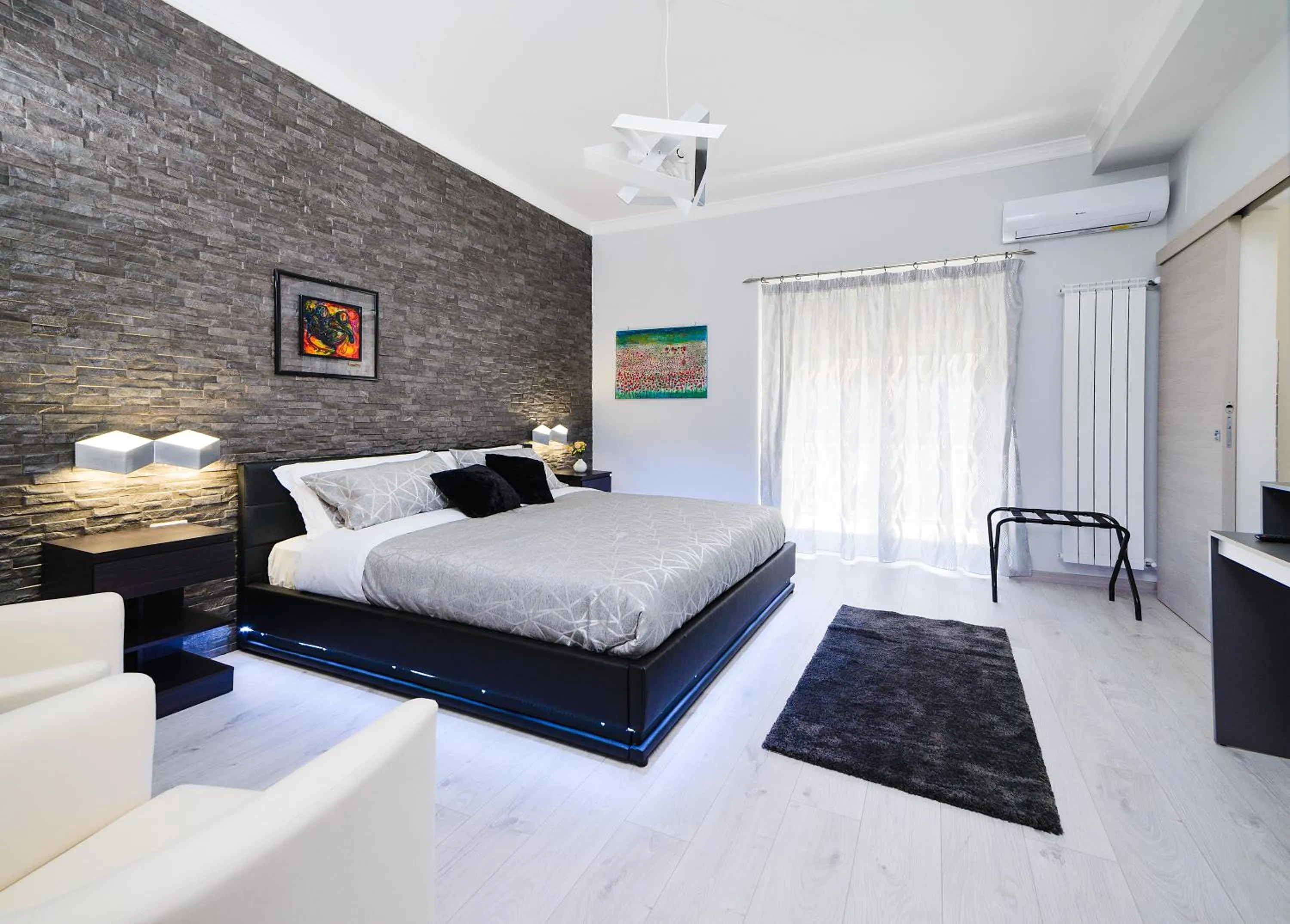 Photo of the whole room, Bed in Fantastic Dream