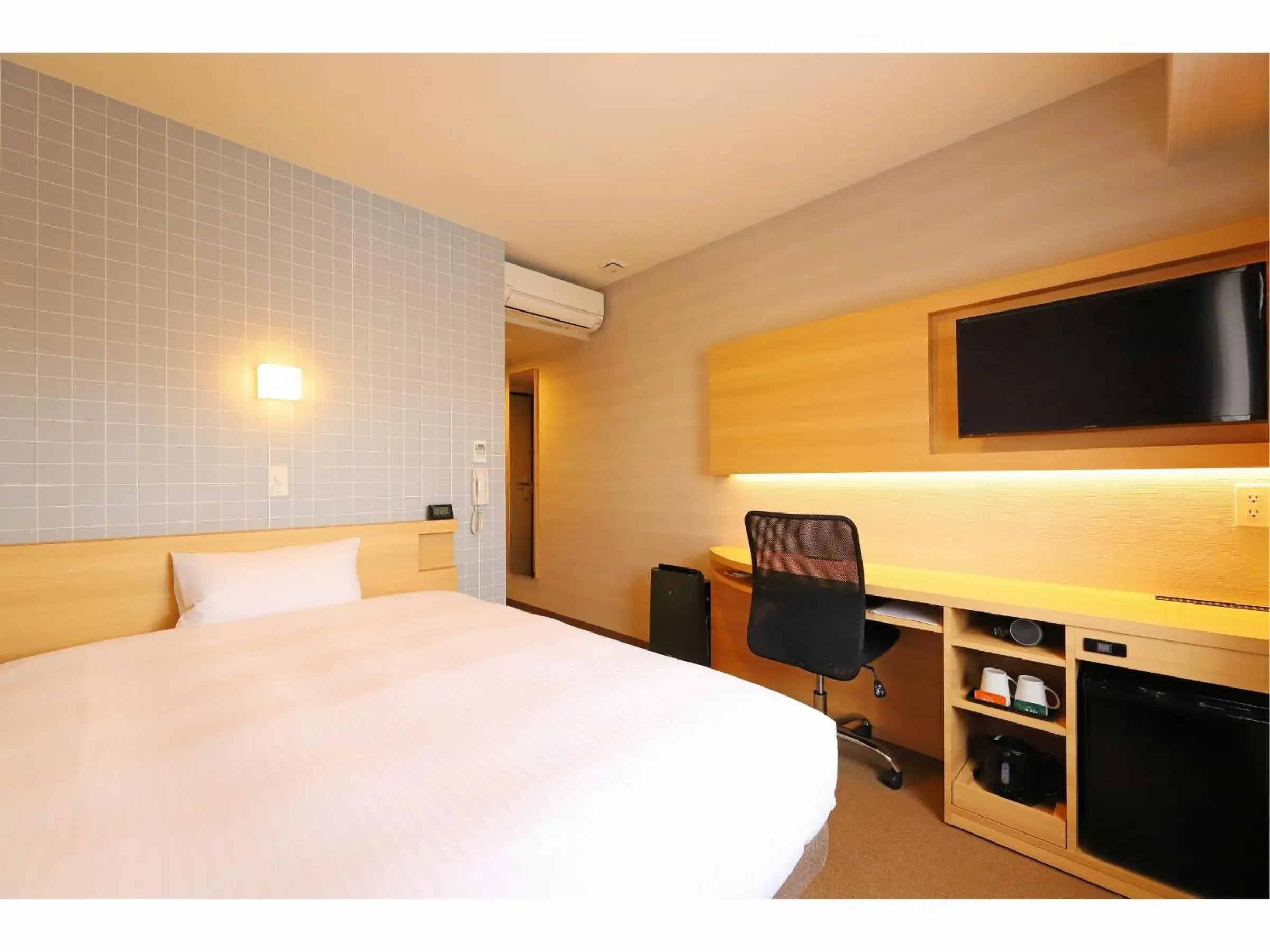 Photo of the whole room, Bed in Smile Hotel Shonan Fujisawa Photo of the whole room, Bed in Smile Hotel Shonan Fujisawa