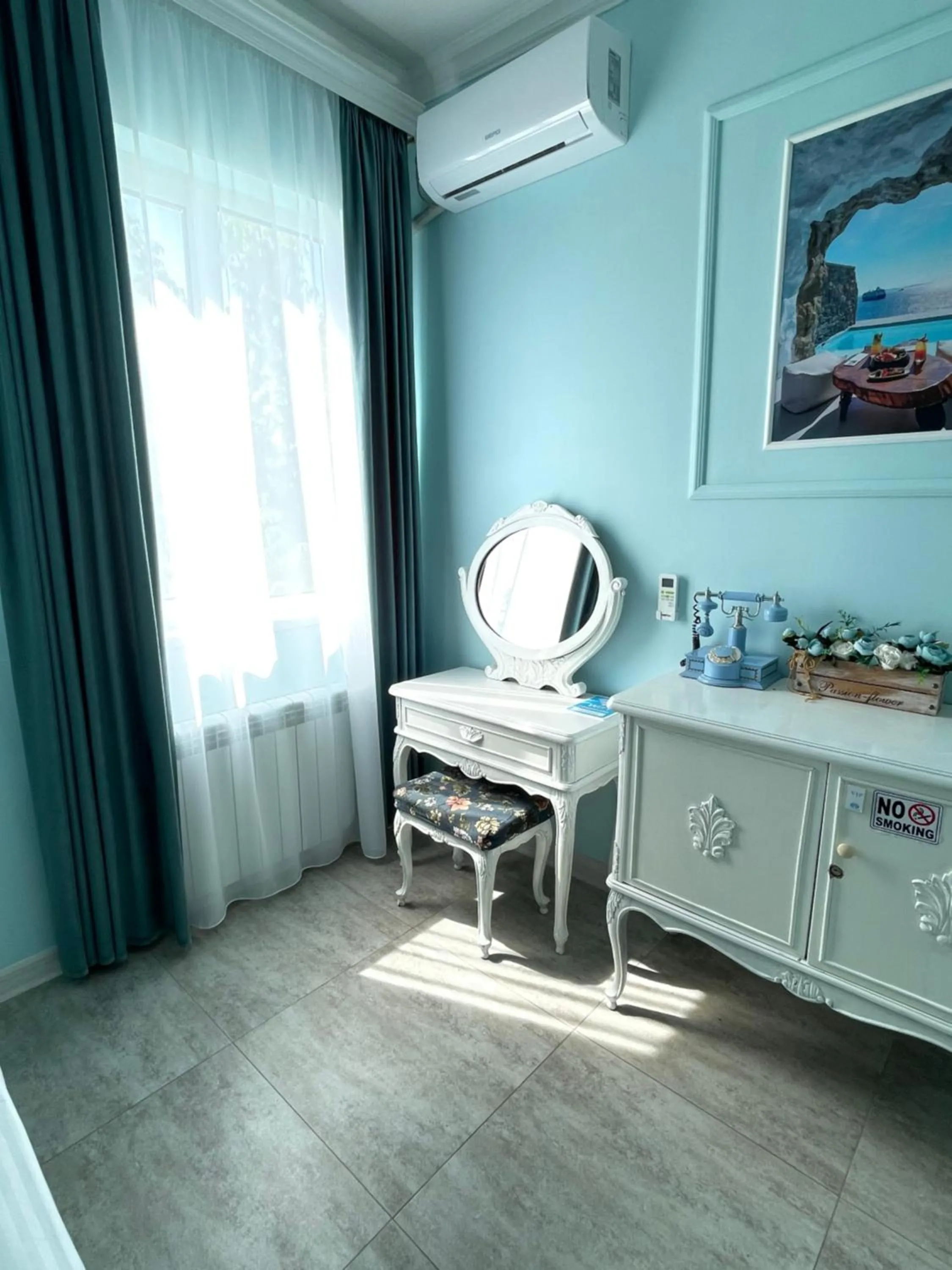 hair dresser in Santorini Hotel & Hostel
