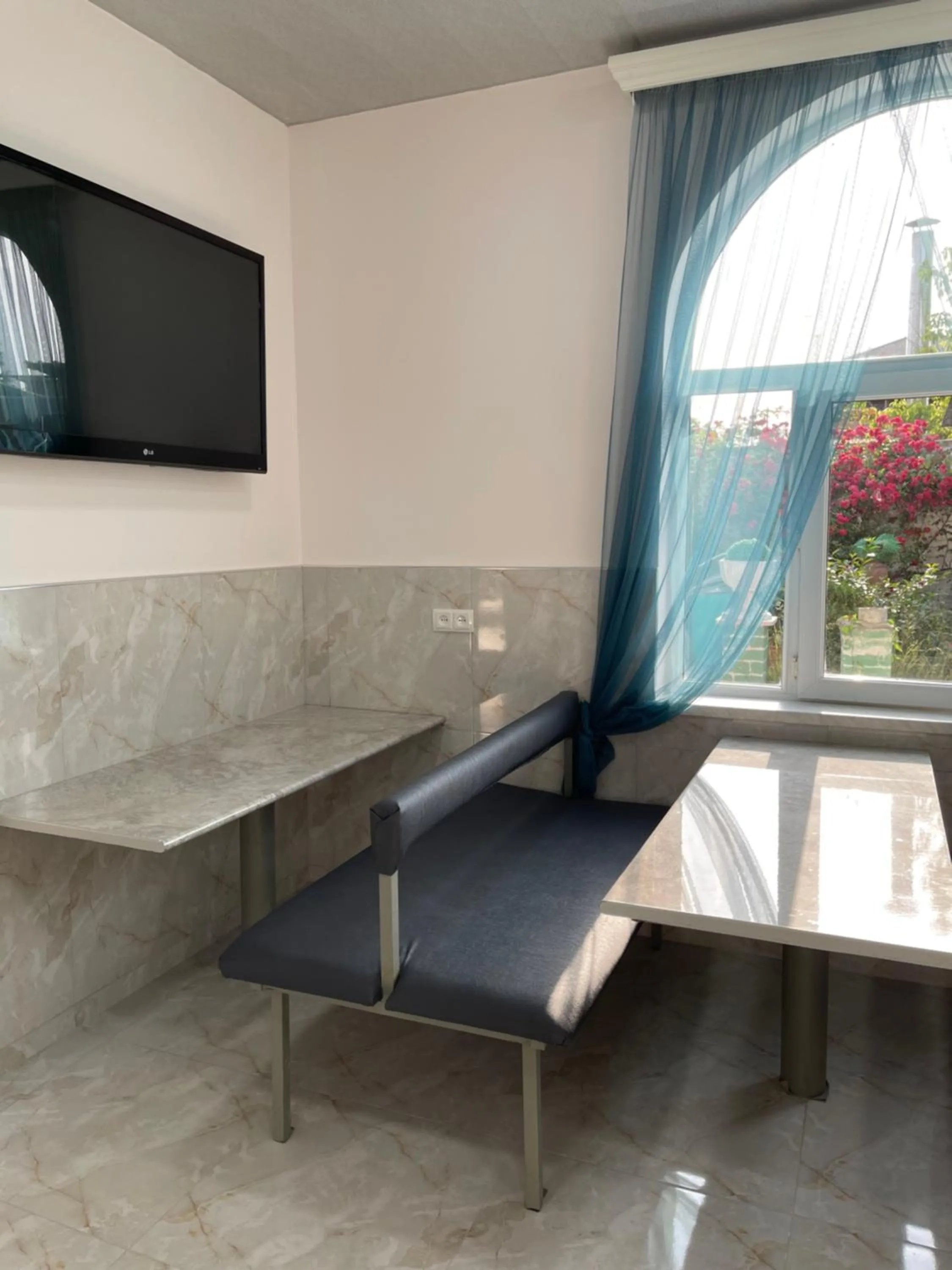 TV and multimedia in Santorini Hotel & Hostel
