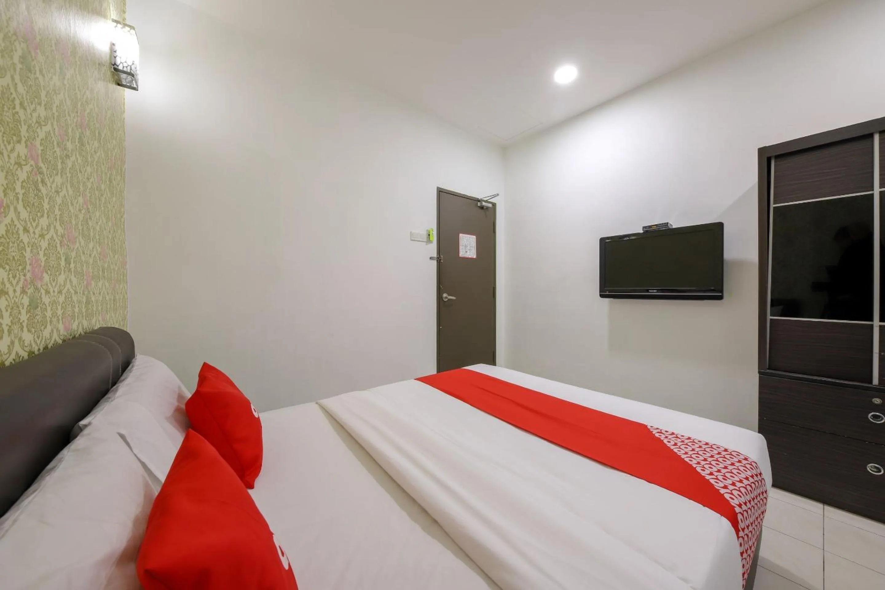 Bedroom, Bed in OYO 89497 Dream Nur Hotel