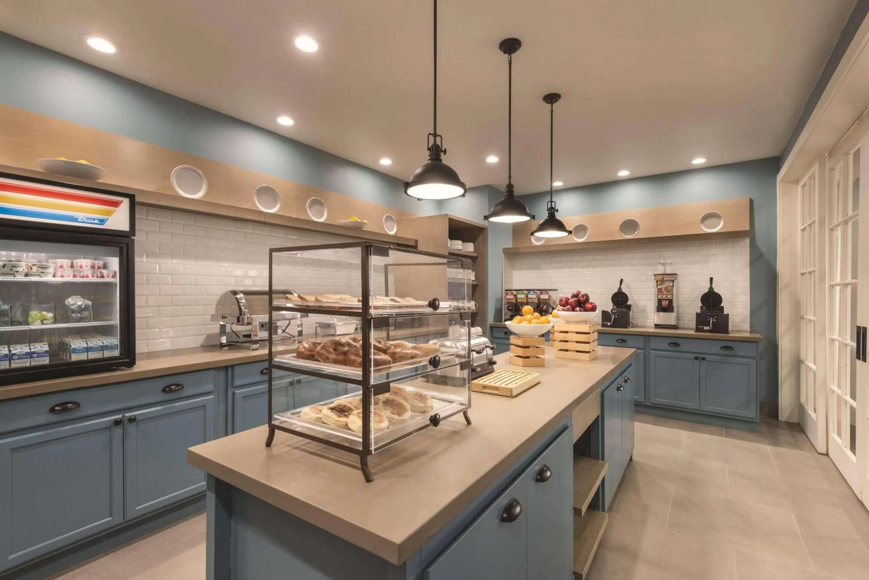 Breakfast in Country Inn & Suites by Radisson, Oklahoma City - Bricktown, OK