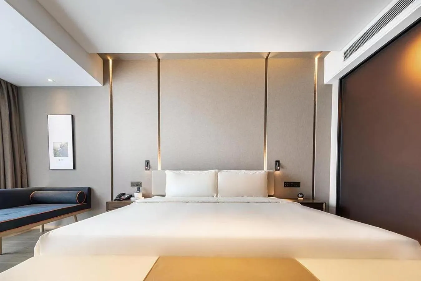 Photo of the whole room, Bed in Atour Hotel Shunde Midea Yueran Plaza Foshan