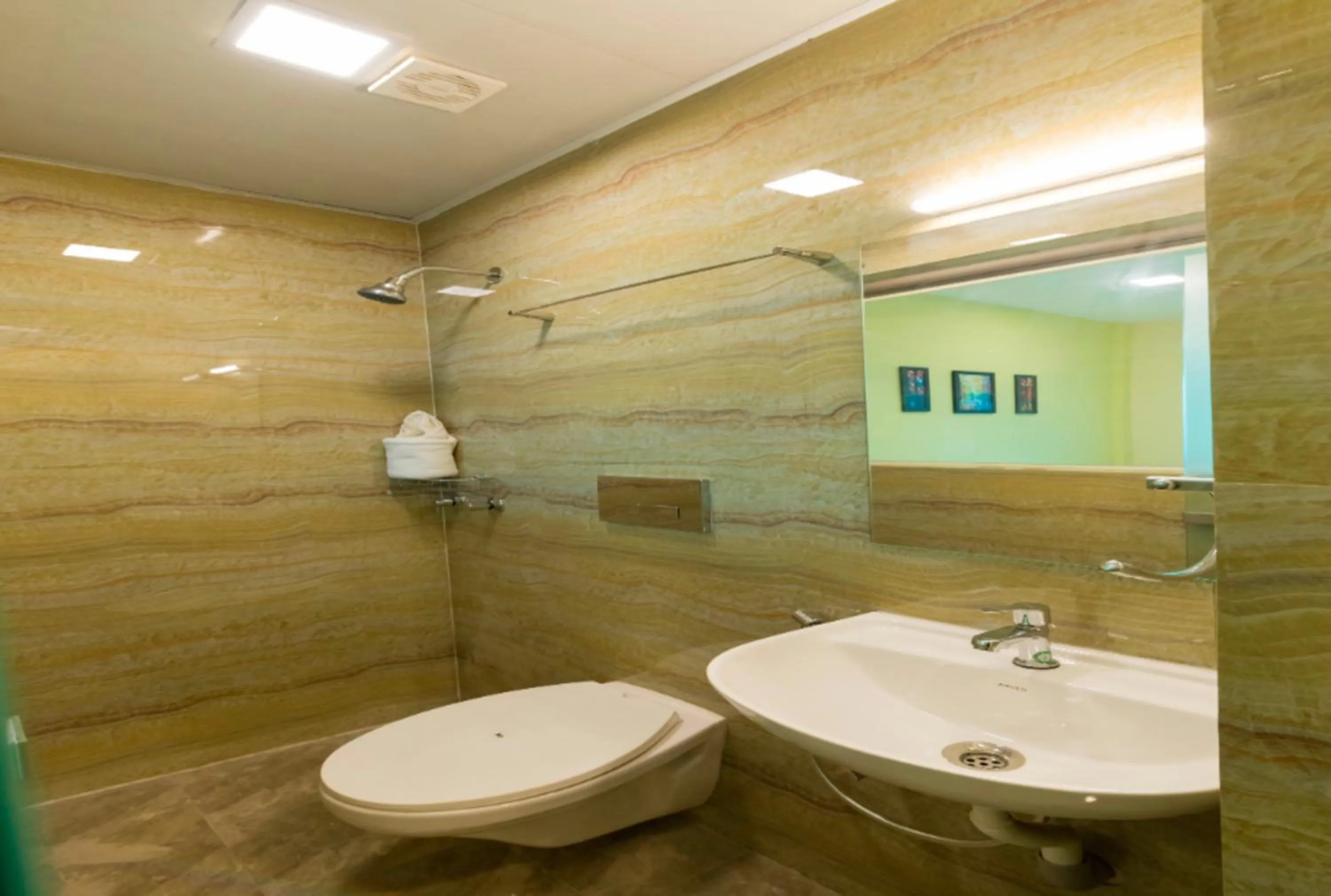 Bathroom in Hotel New Sky Palace Residency- Near International Airport Andheri East