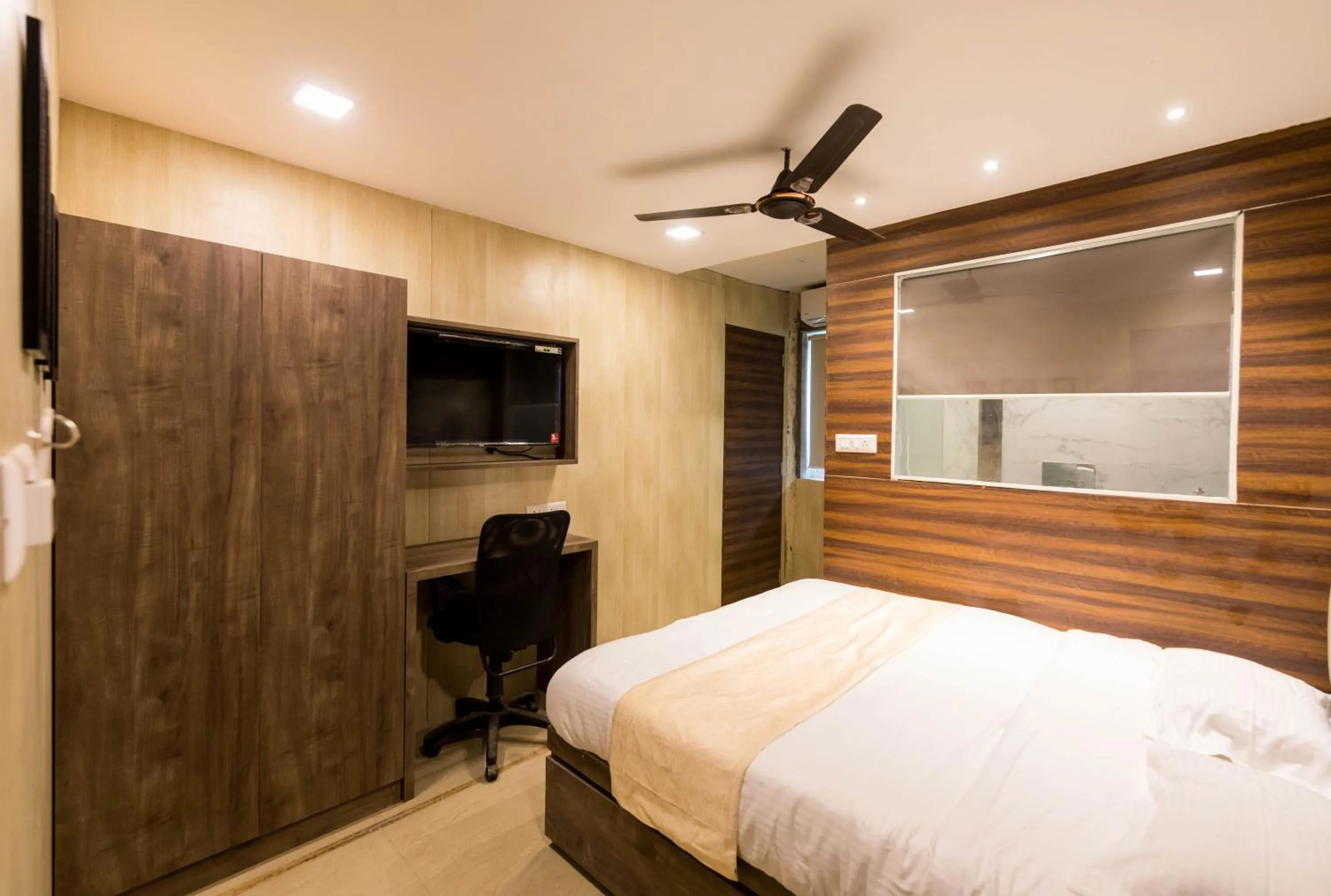 Bedroom in Hotel New Sky Palace Residency- Near International Airport Andheri East