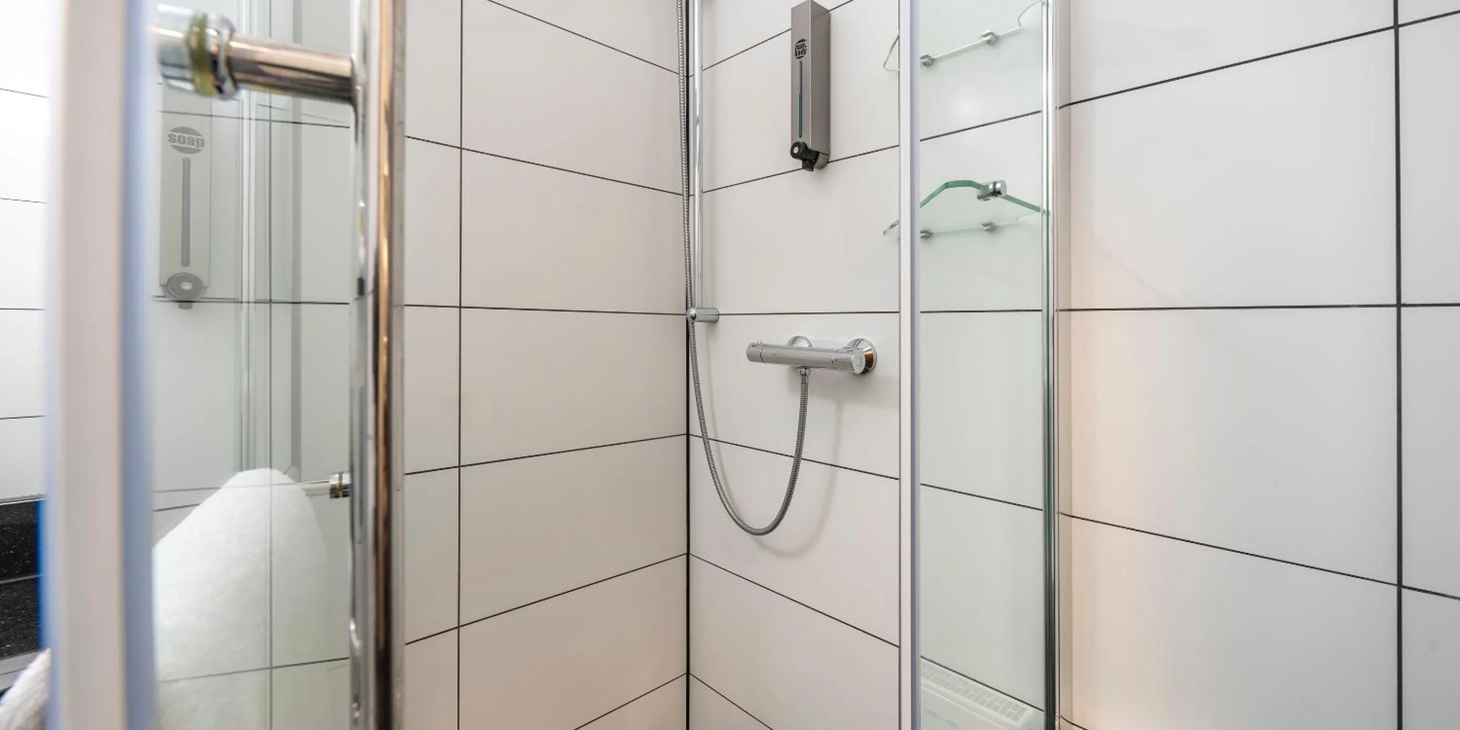 Shower in Best Western Hotel Schmoeker-Hof