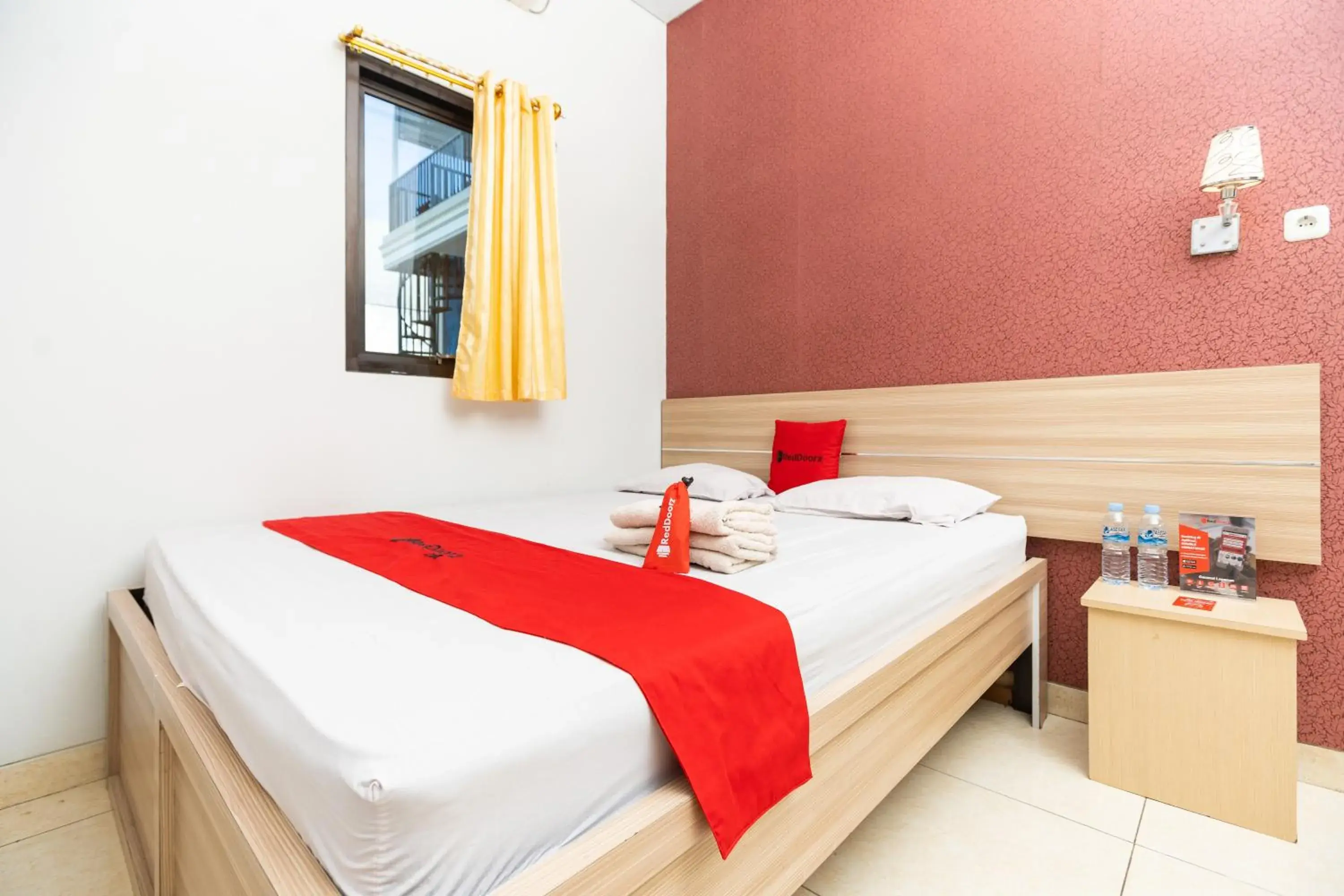 Bedroom, Bed in RedDoorz Plus @ Jalan Pumorow Manado Bedroom, Bed in RedDoorz Plus @ Jalan Pumorow Manado