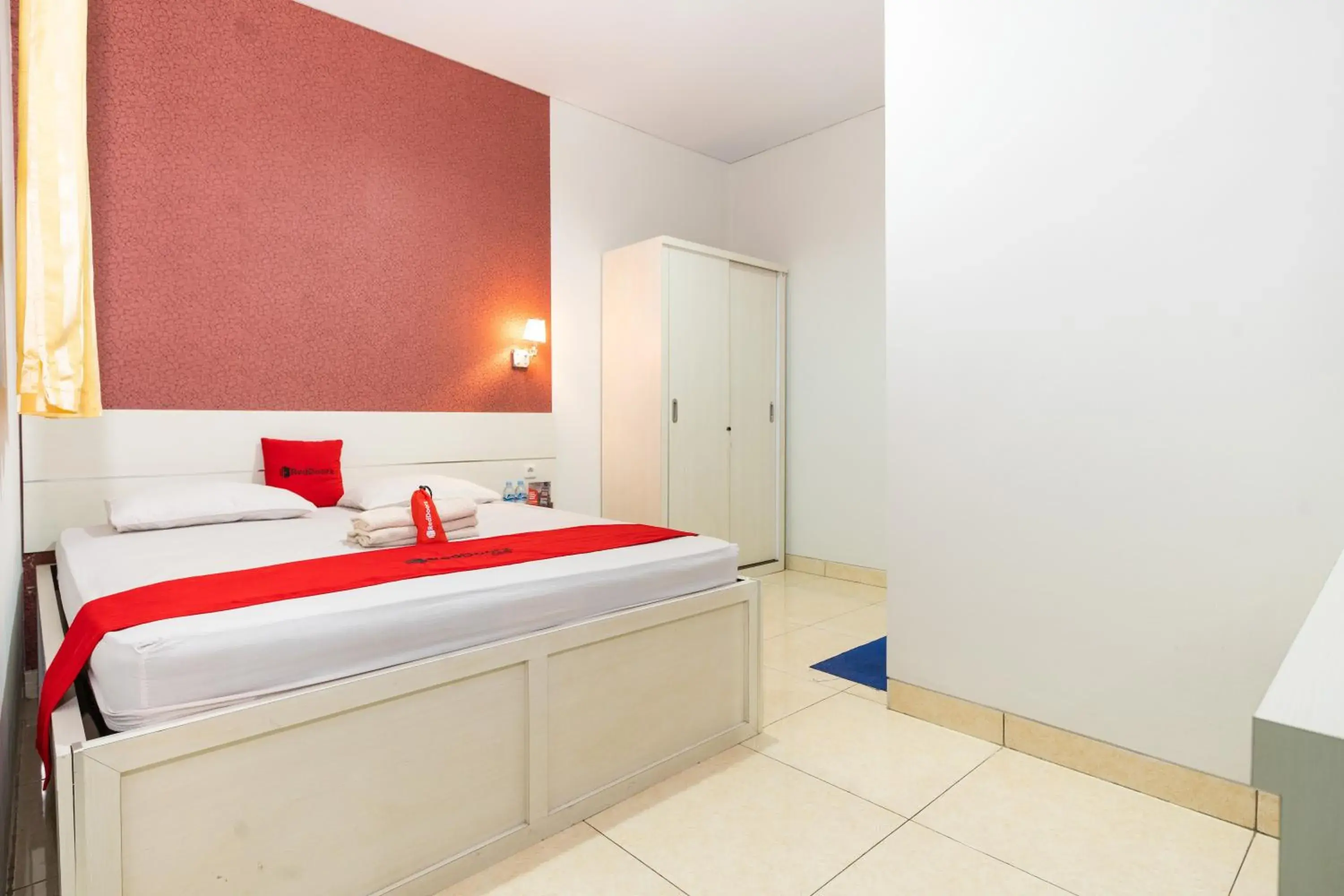 Bedroom, Bed in RedDoorz Plus @ Jalan Pumorow Manado Bedroom, Bed in RedDoorz Plus @ Jalan Pumorow Manado