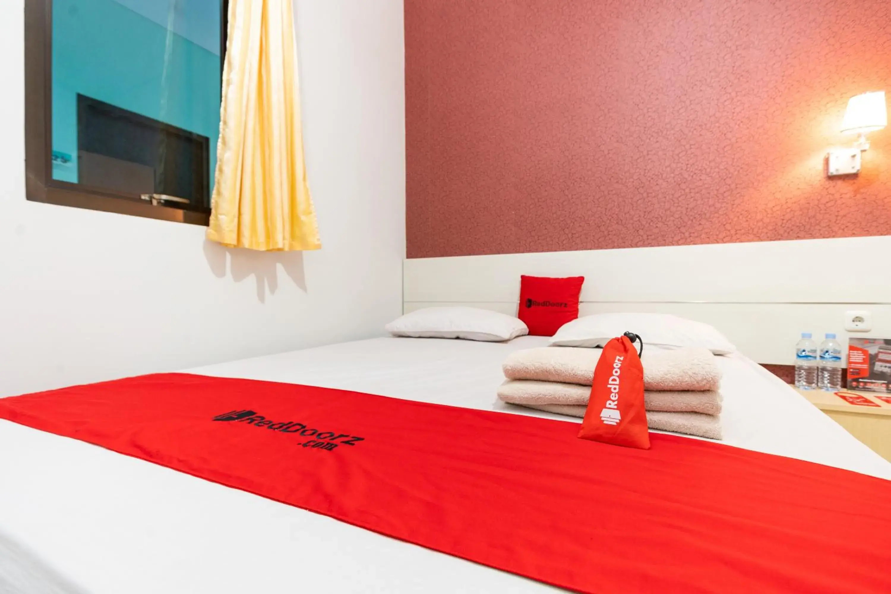Deluxe Room in RedDoorz Plus @ Jalan Pumorow Manado Deluxe Room in RedDoorz Plus @ Jalan Pumorow Manado