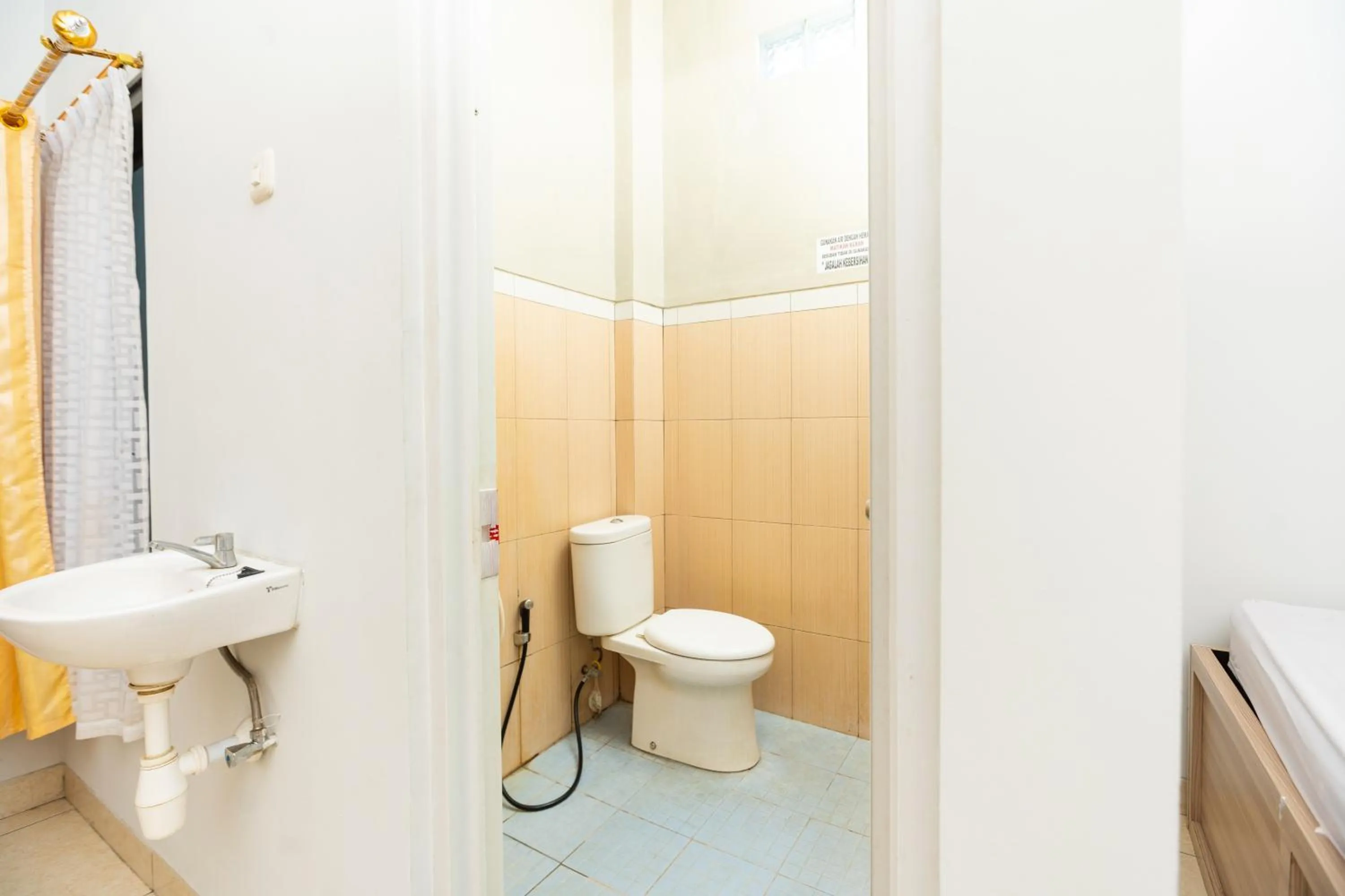 Bathroom in RedDoorz Plus @ Jalan Pumorow Manado