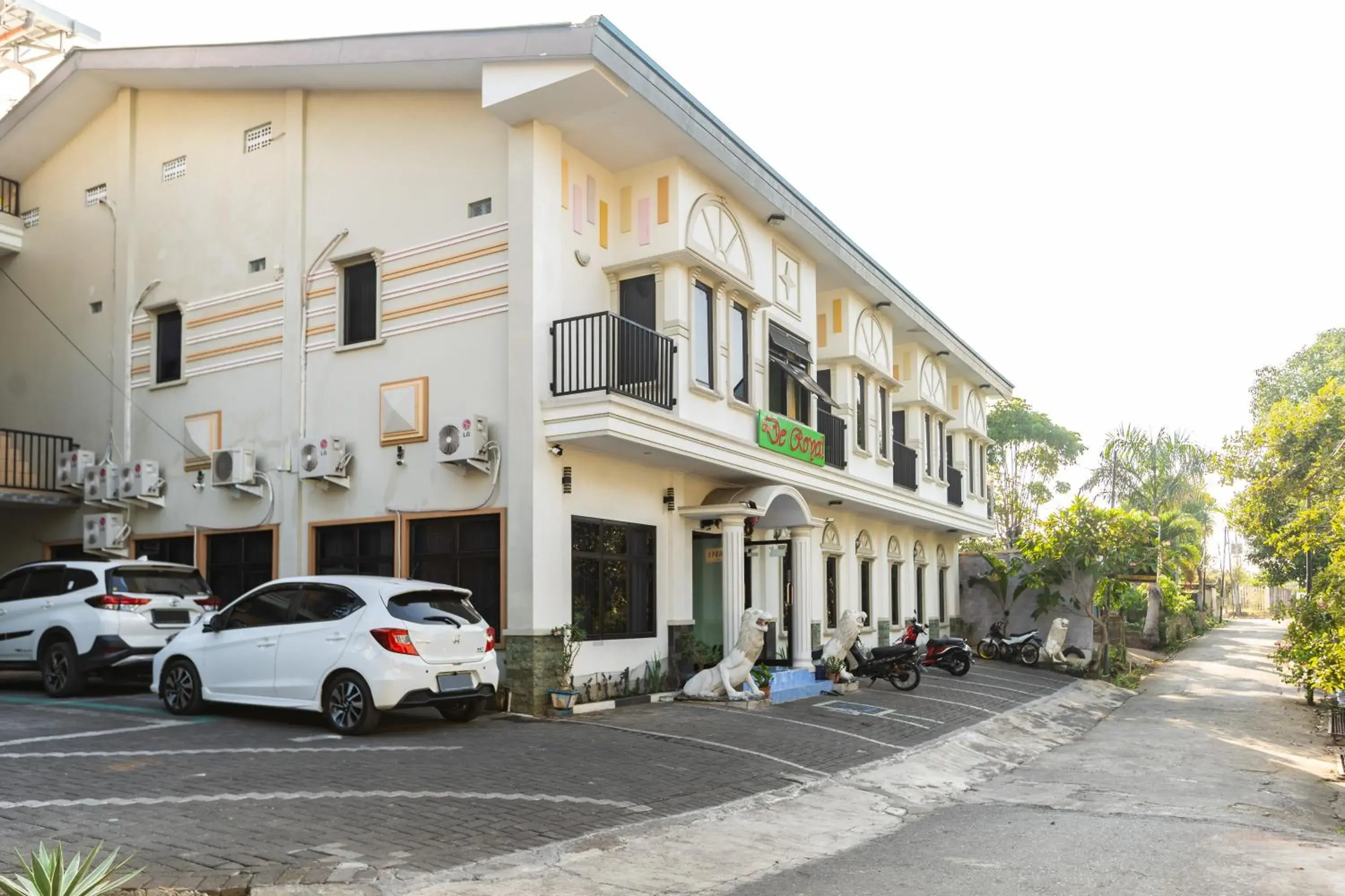 Property building in RedDoorz Plus @ Jalan Pumorow Manado Property building in RedDoorz Plus @ Jalan Pumorow Manado