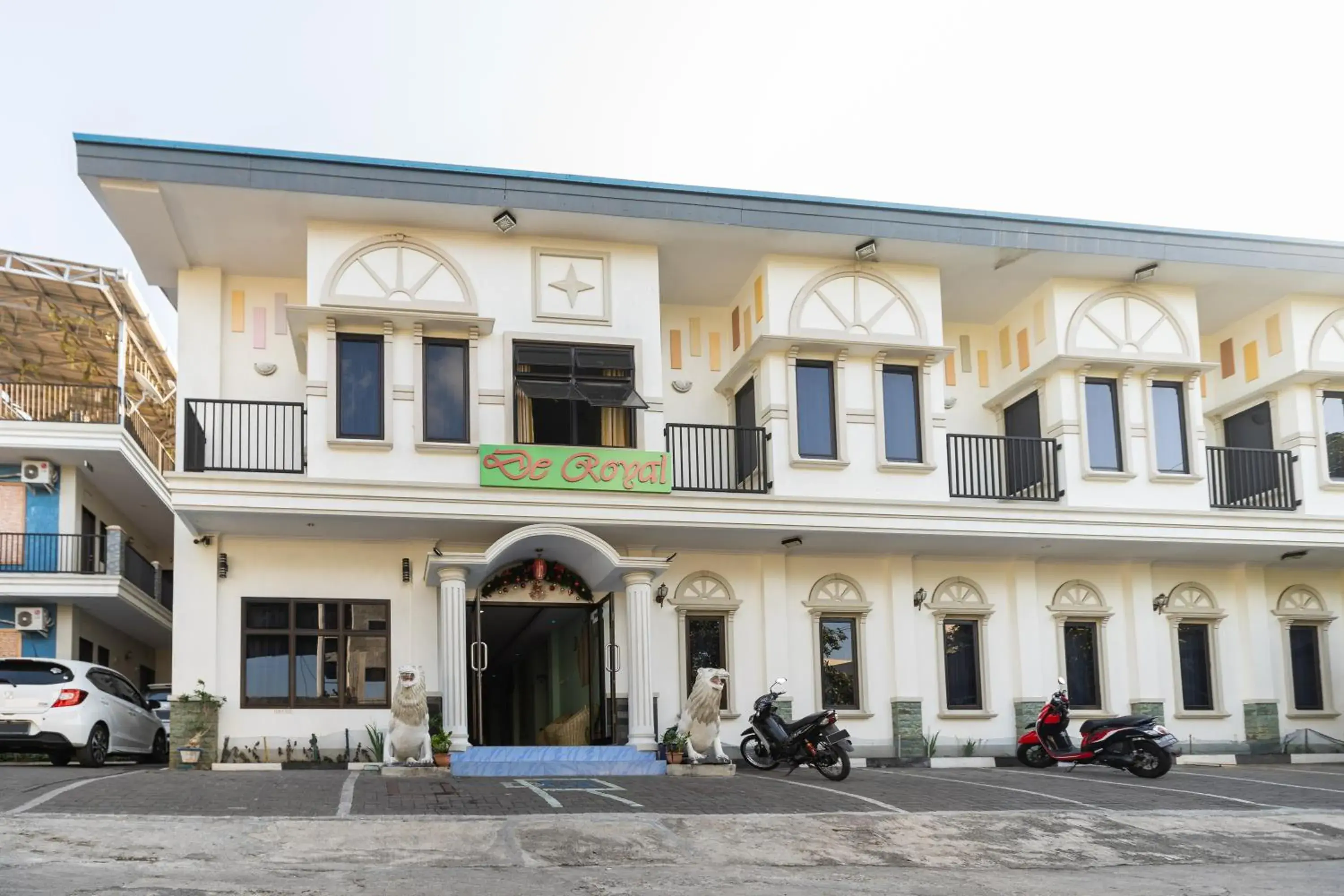 Property building in RedDoorz Plus @ Jalan Pumorow Manado Property building in RedDoorz Plus @ Jalan Pumorow Manado