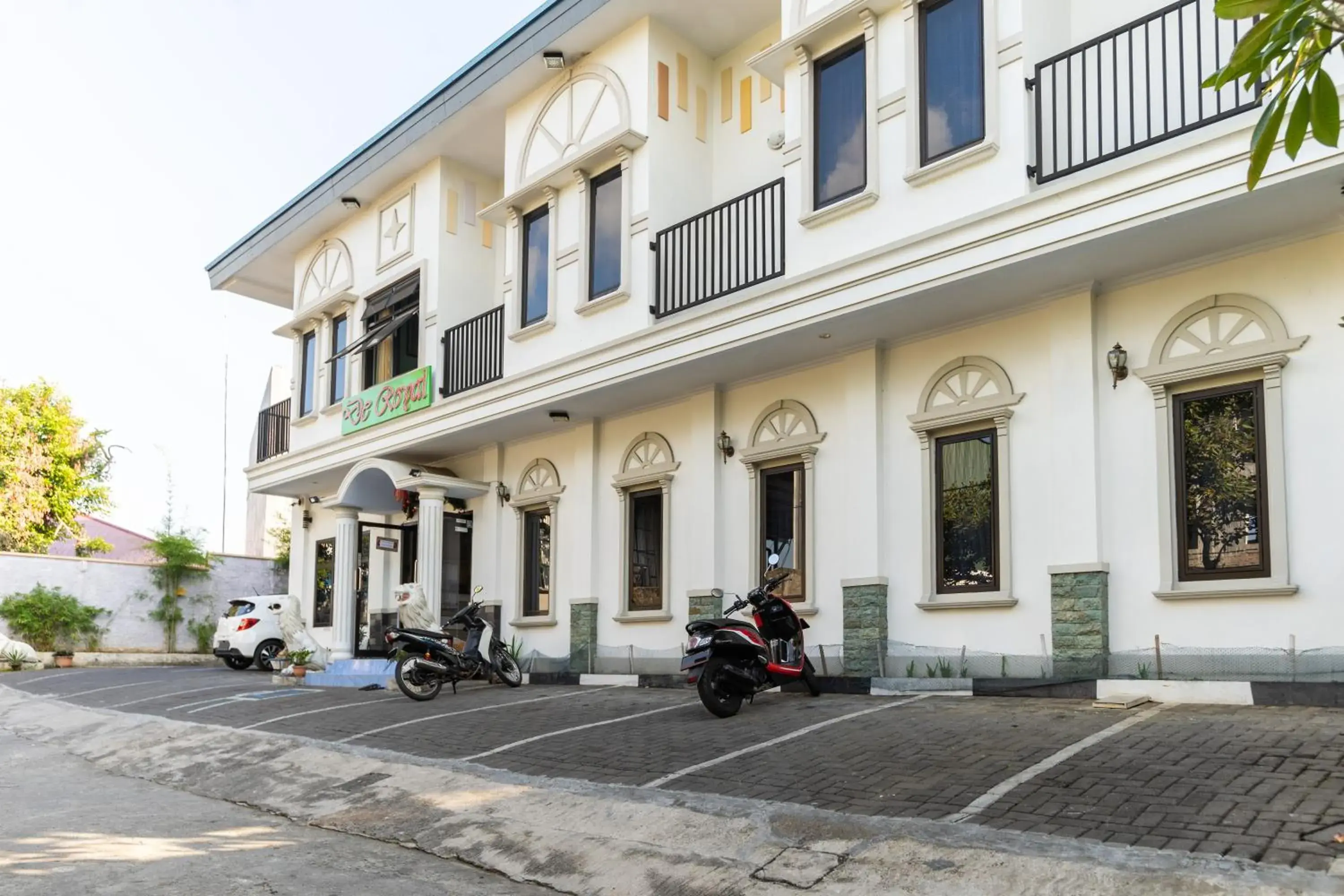 Facade/entrance in RedDoorz Plus @ Jalan Pumorow Manado Facade/entrance in RedDoorz Plus @ Jalan Pumorow Manado