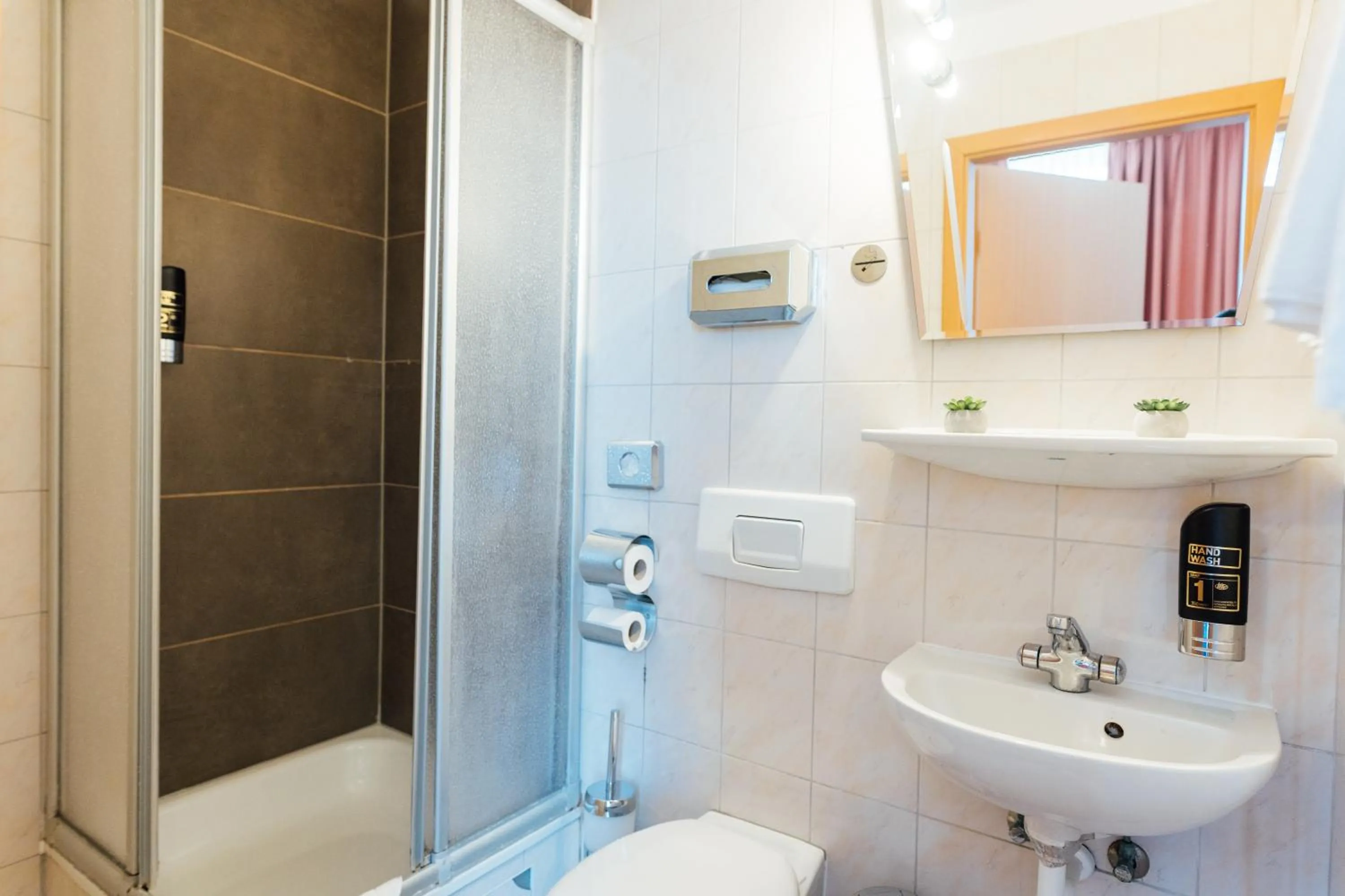 Bathroom in Steens Hotel Alster City