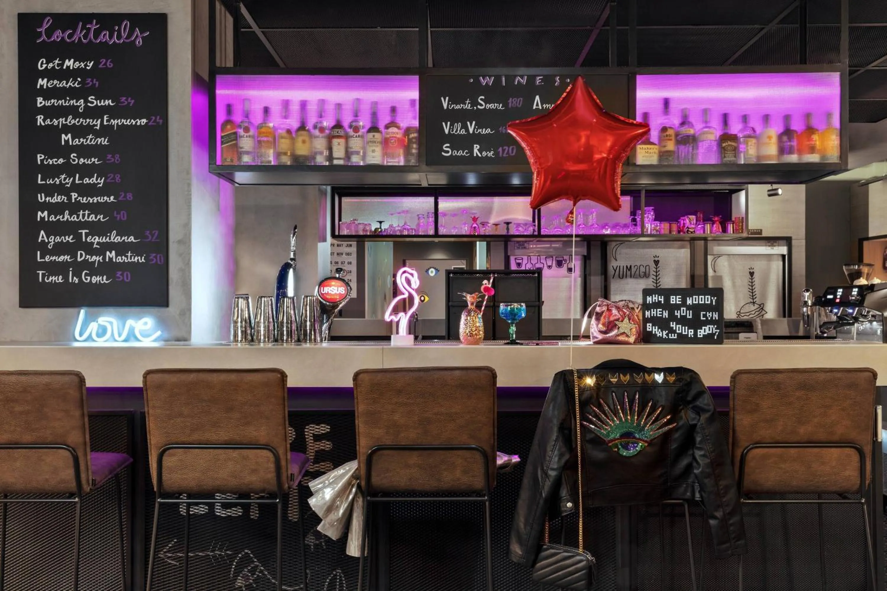Lounge or bar in Moxy Bucharest Old Town