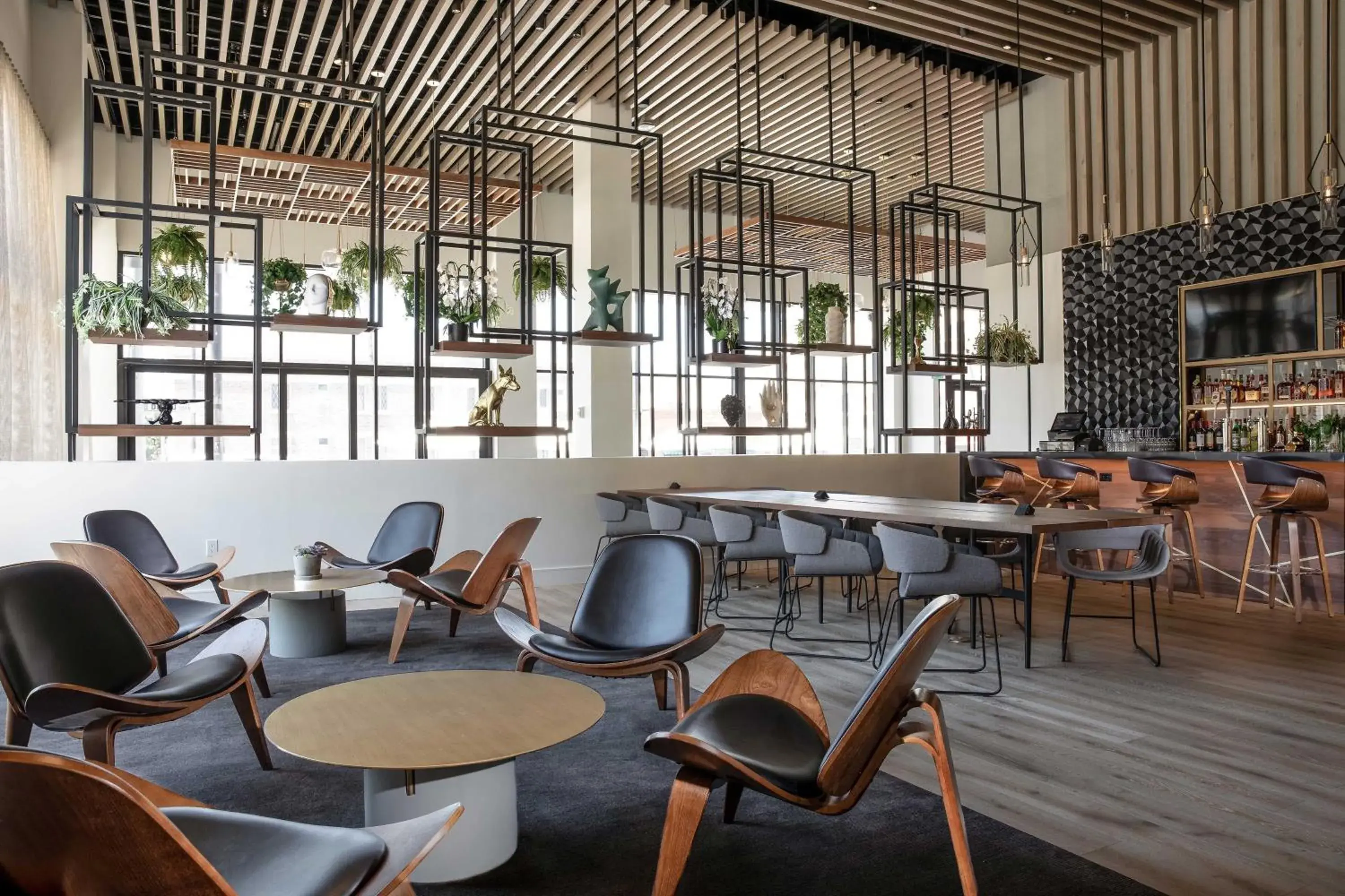 Lounge or bar in The Glenmark, Glendale, a Tribute Portfolio Hotel Lounge or bar in The Glenmark, Glendale, a Tribute Portfolio Hotel