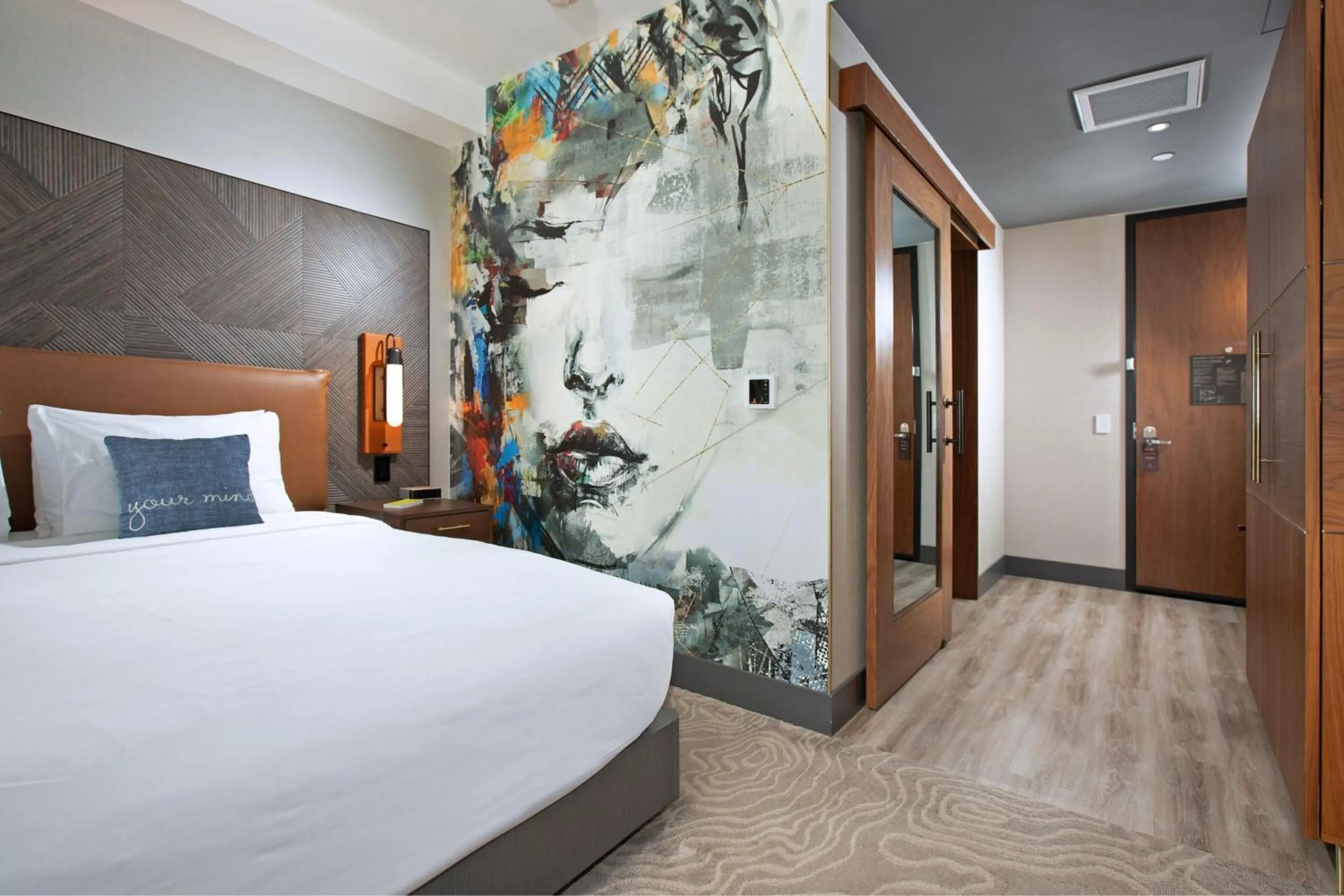 Photo of the whole room, Bed in The Glenmark, Glendale, a Tribute Portfolio Hotel