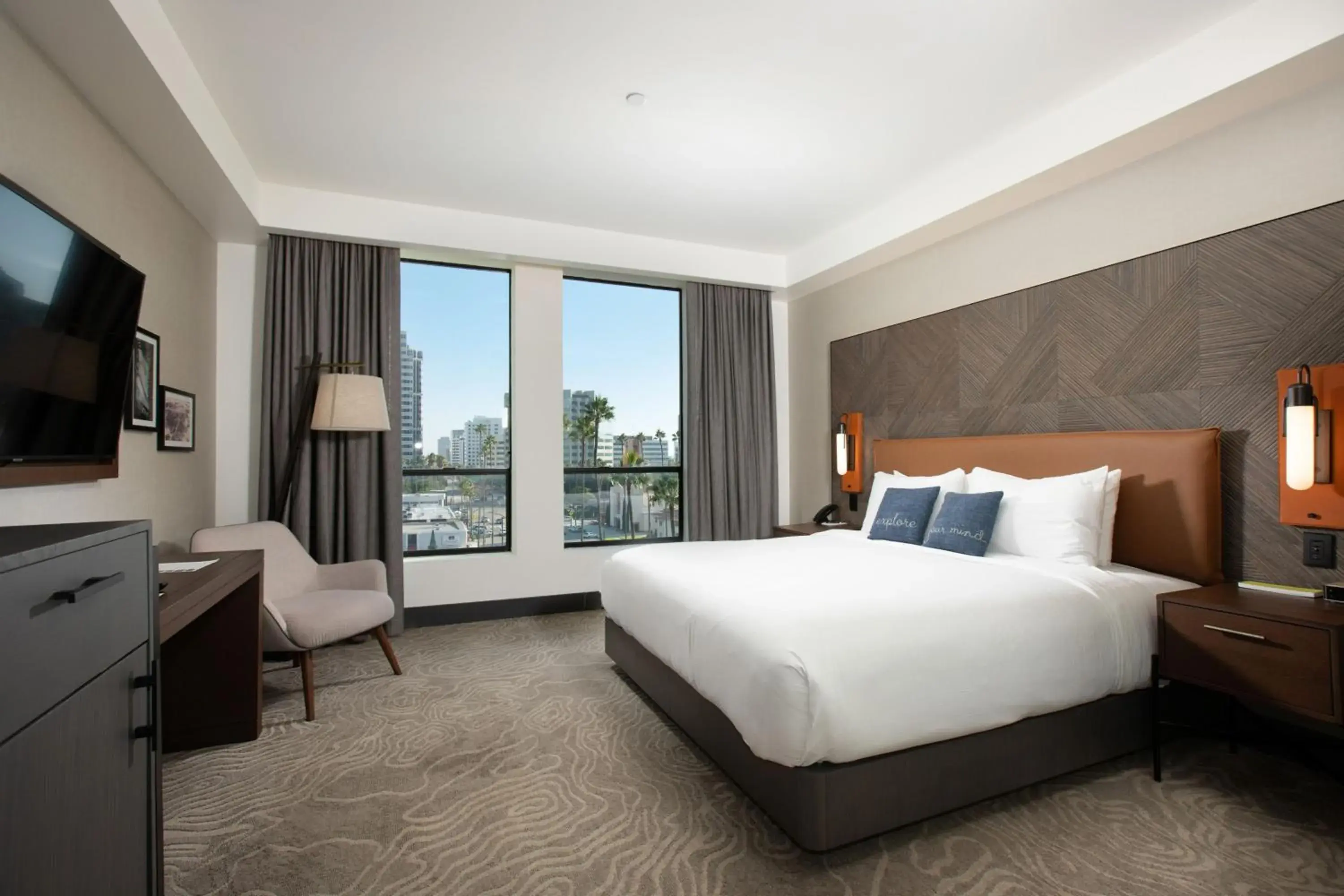 Photo of the whole room, Bed in The Glenmark, Glendale, a Tribute Portfolio Hotel Photo of the whole room, Bed in The Glenmark, Glendale, a Tribute Portfolio Hotel